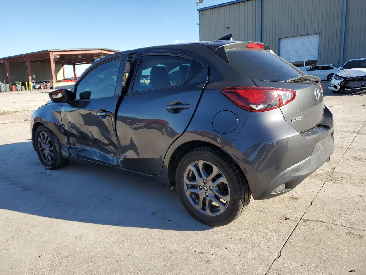 2020 TOYOTA YARIS LE - Фото 2
