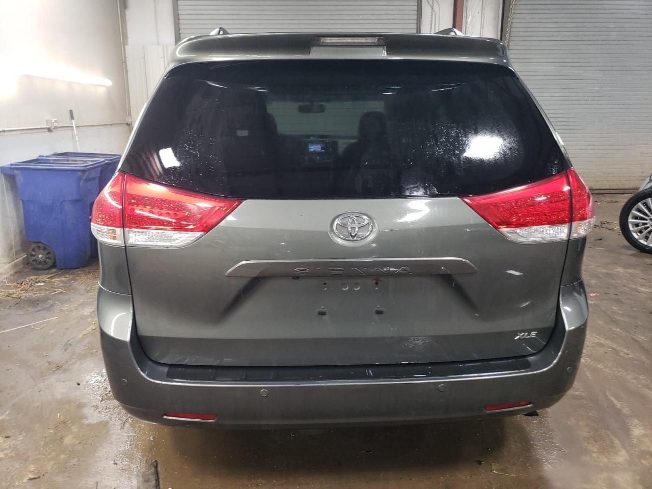 2011 TOYOTA SIENNA XLE - Фото 6