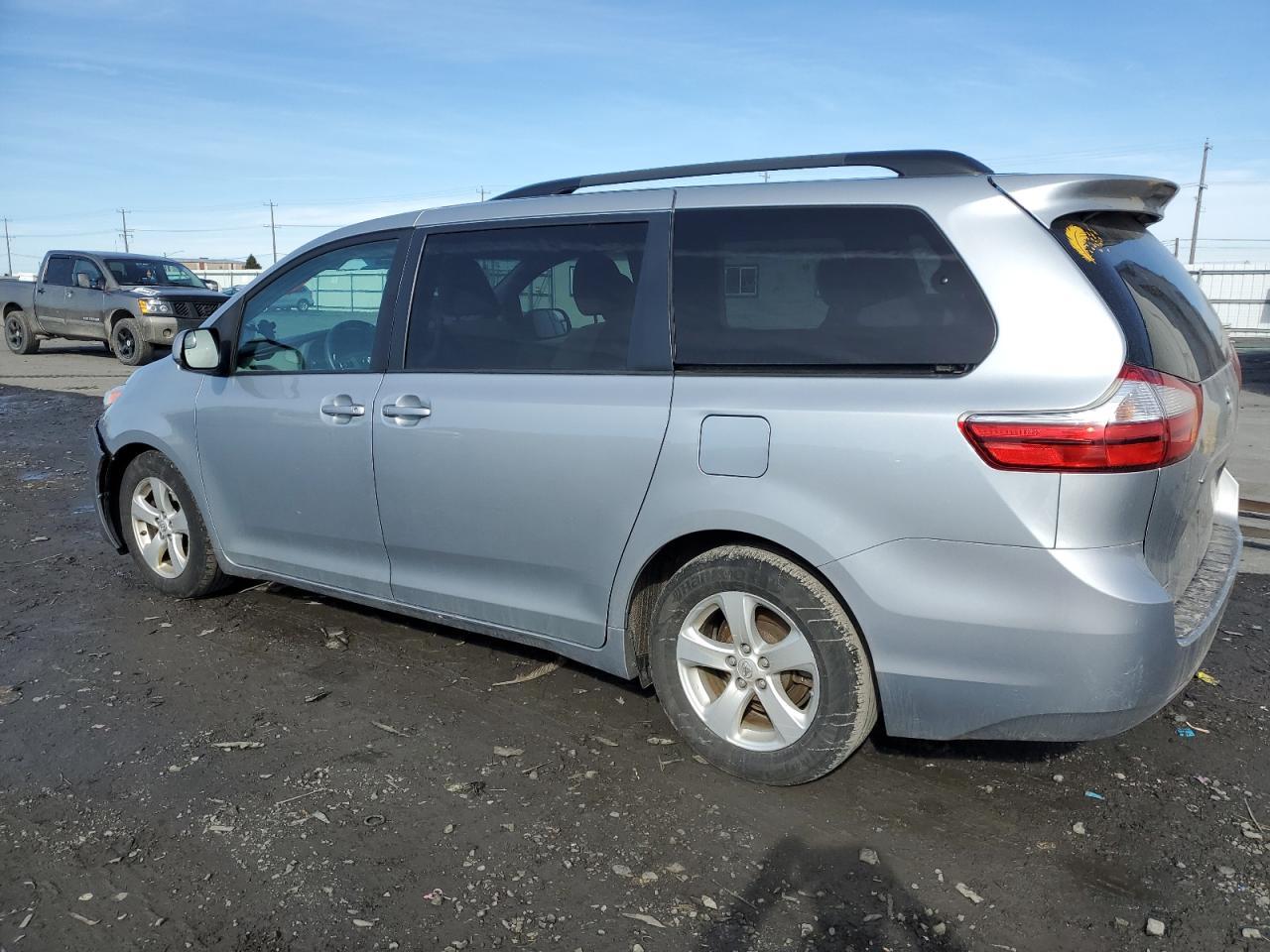 2015 TOYOTA SIENNA LE - Фото 2