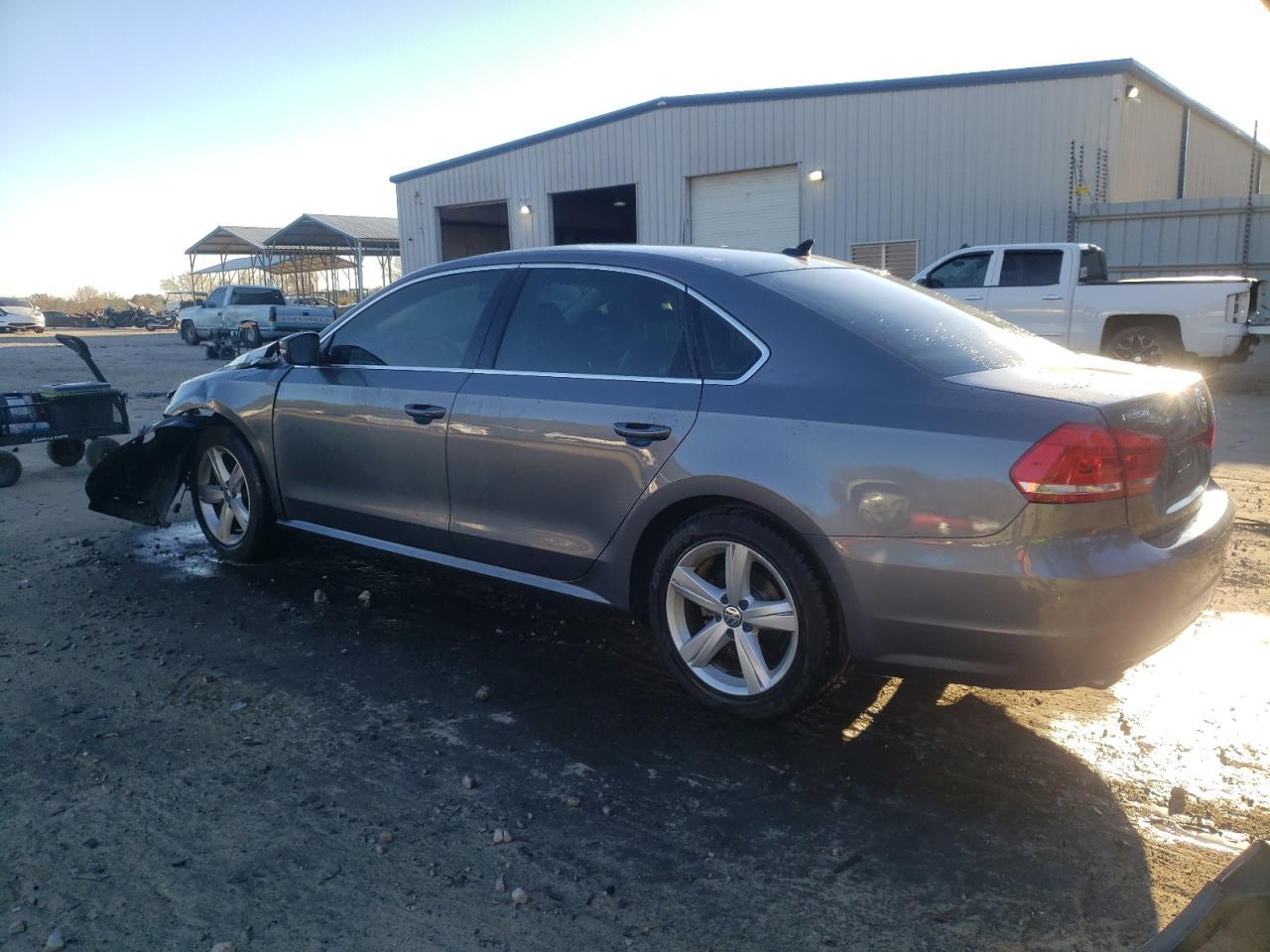 2015 VOLKSWAGEN PASSAT S - Фото 2