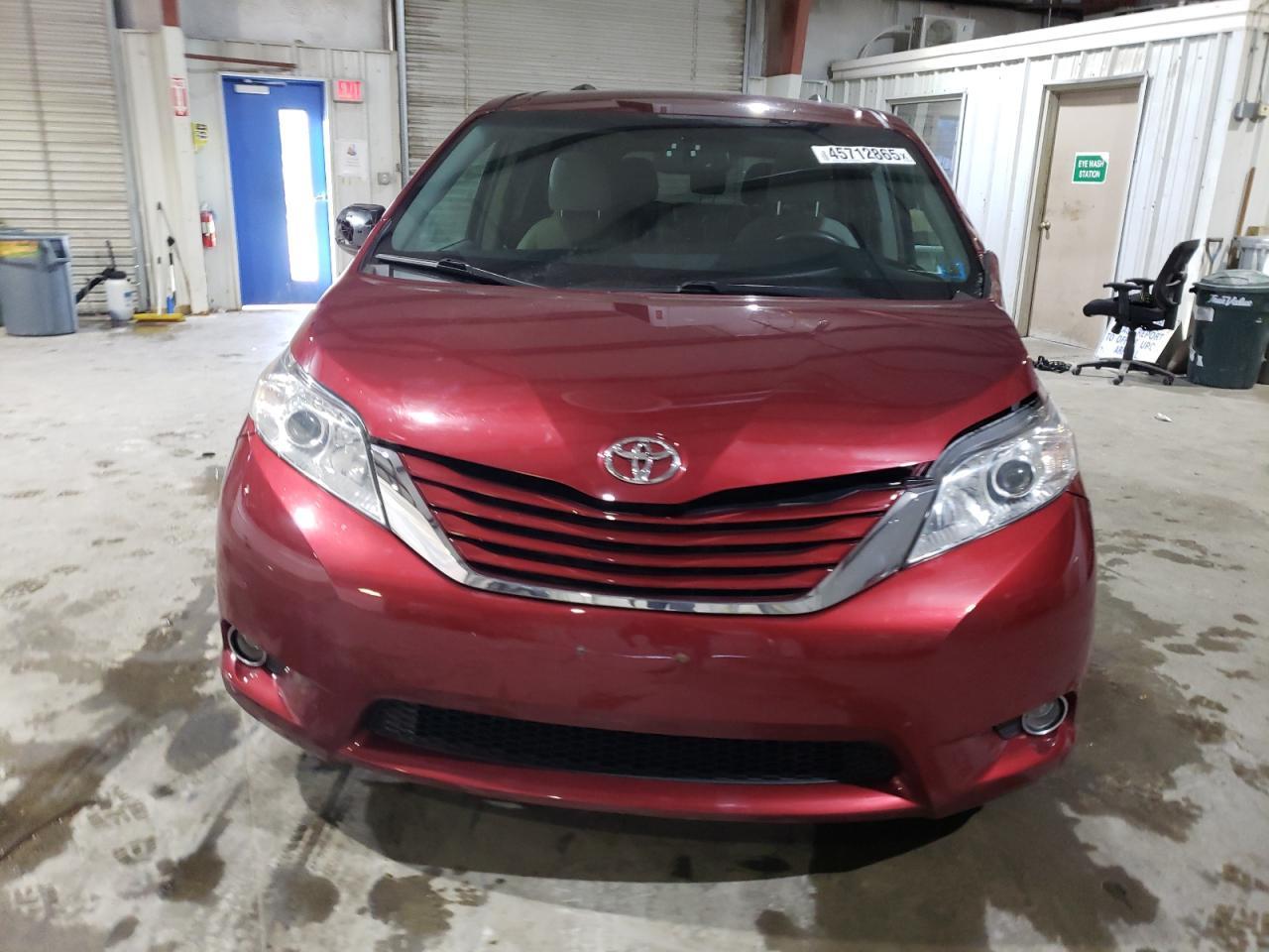 2015 TOYOTA SIENNA LE - Фото 5