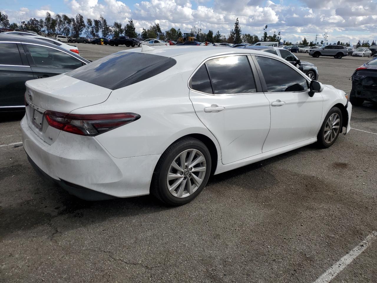 2023 TOYOTA CAMRY LE - Фото 3
