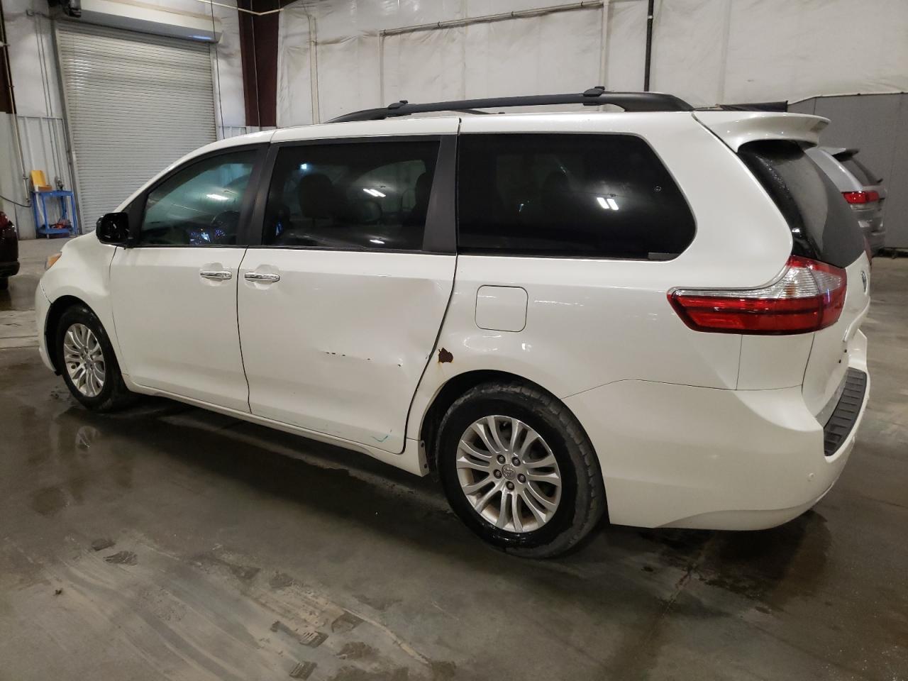 2015 TOYOTA SIENNA XLE - Фото 2