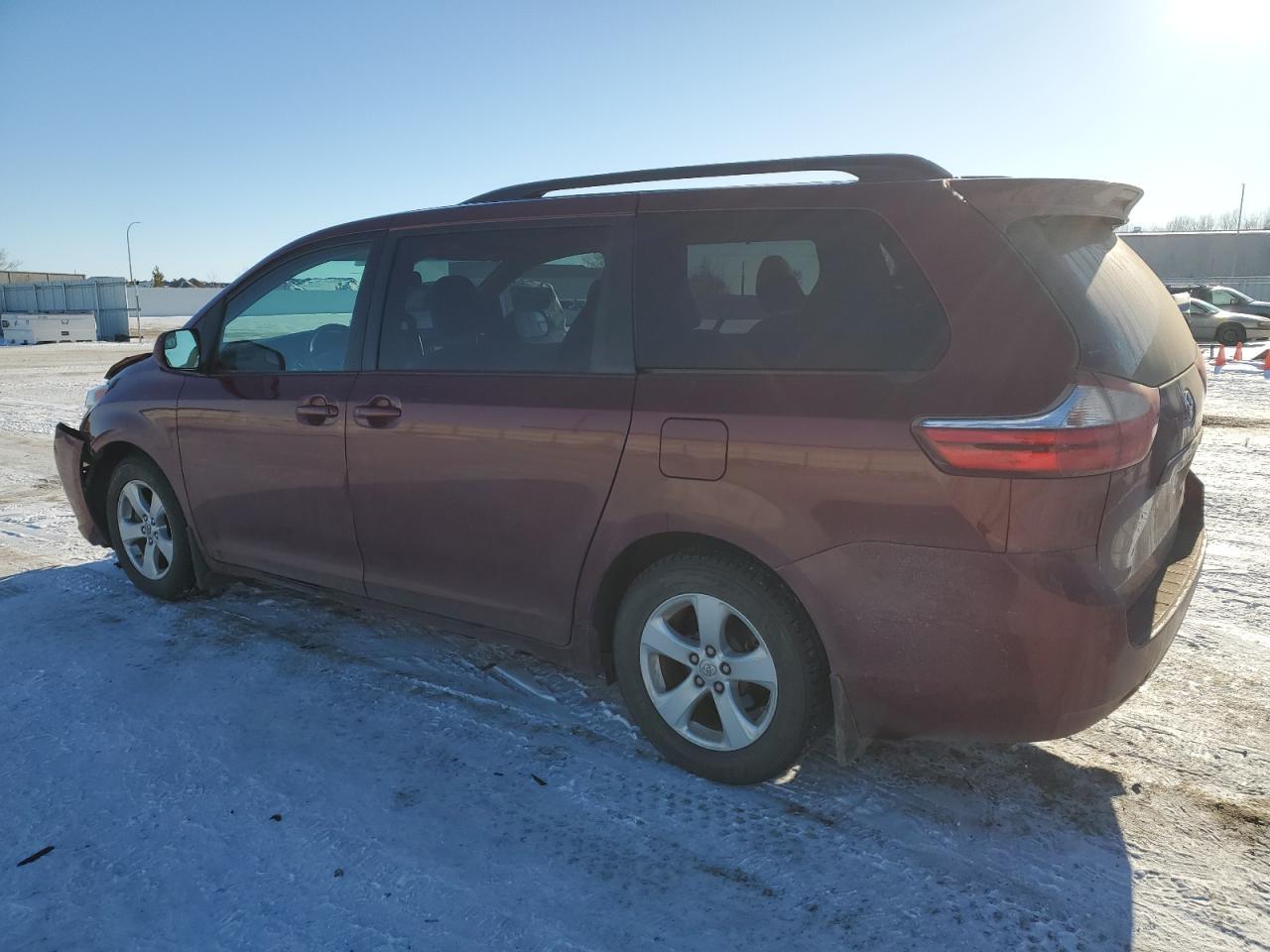 2015 TOYOTA SIENNA LE - Image 2