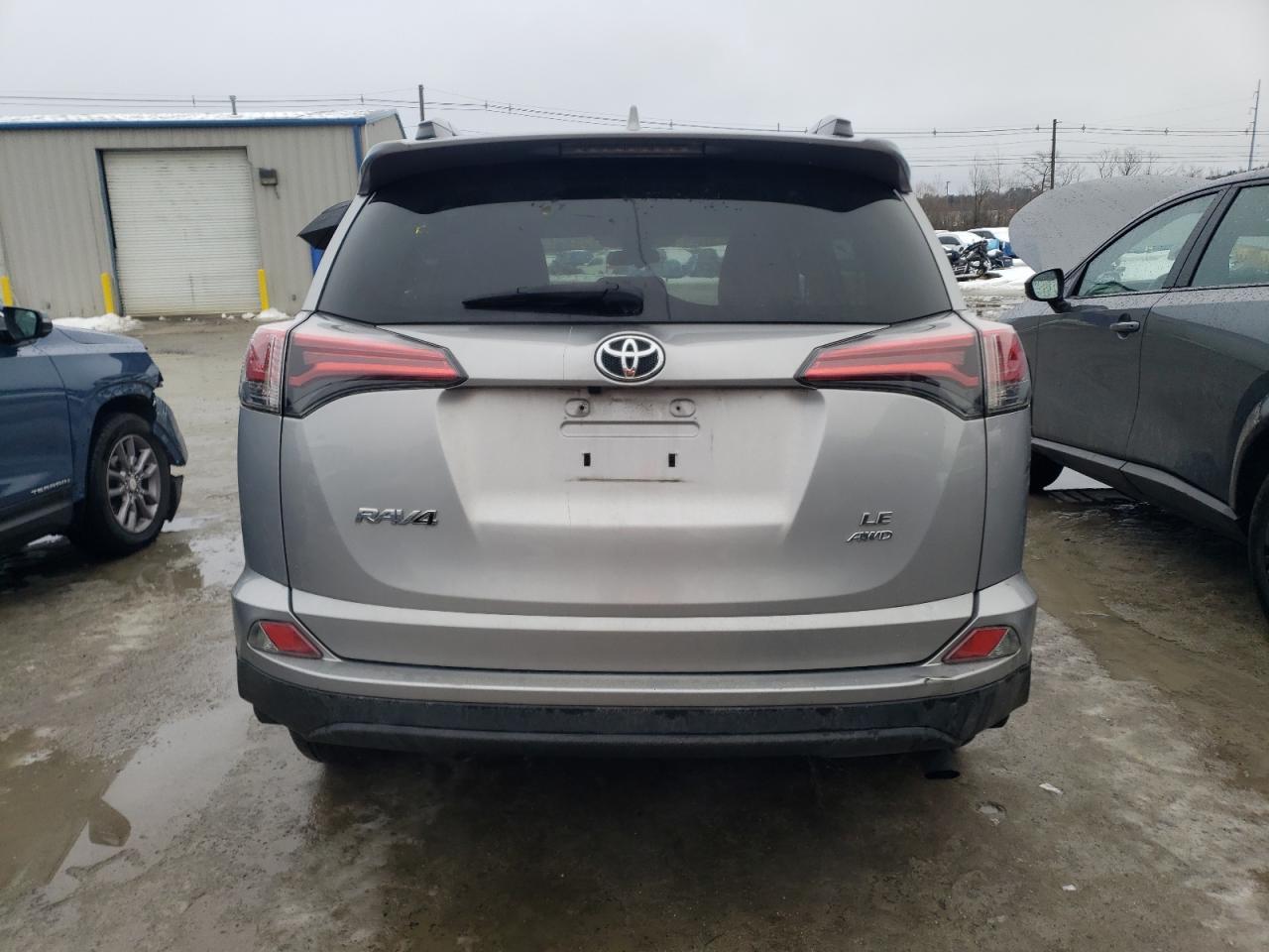 2017 TOYOTA RAV4 LE - Фото 6