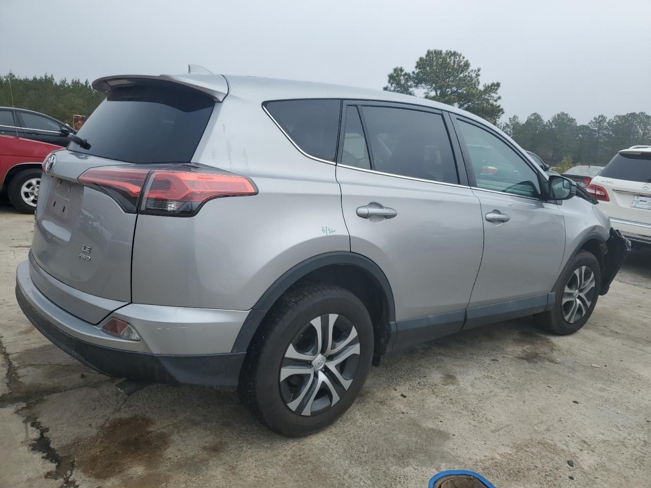 2018 TOYOTA RAV4 LE - Фото 3