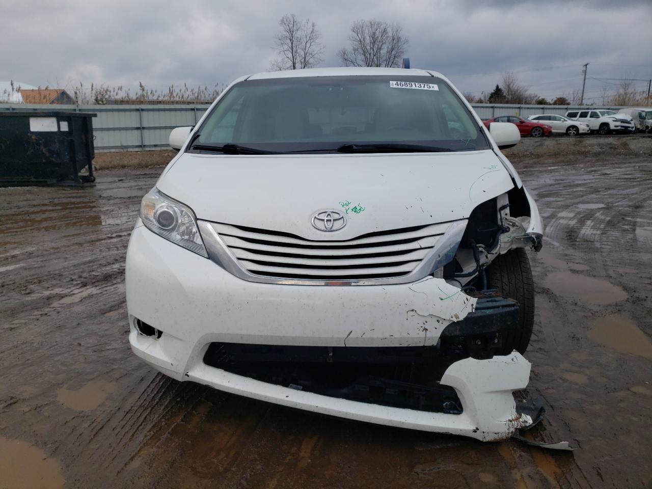 2015 TOYOTA SIENNA LE - Image 5