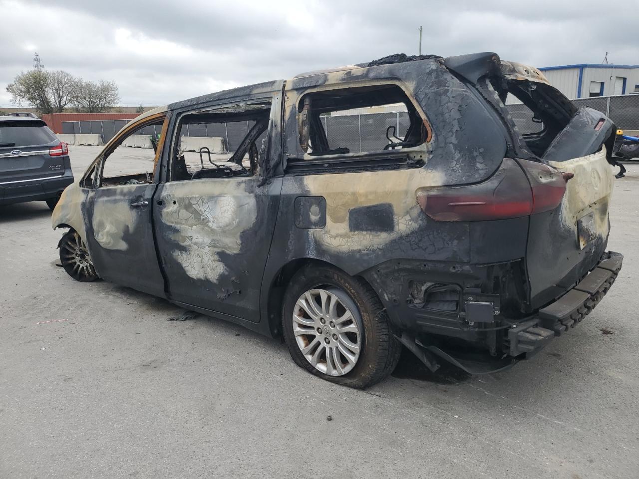 2015 TOYOTA SIENNA XLE - Фото 2