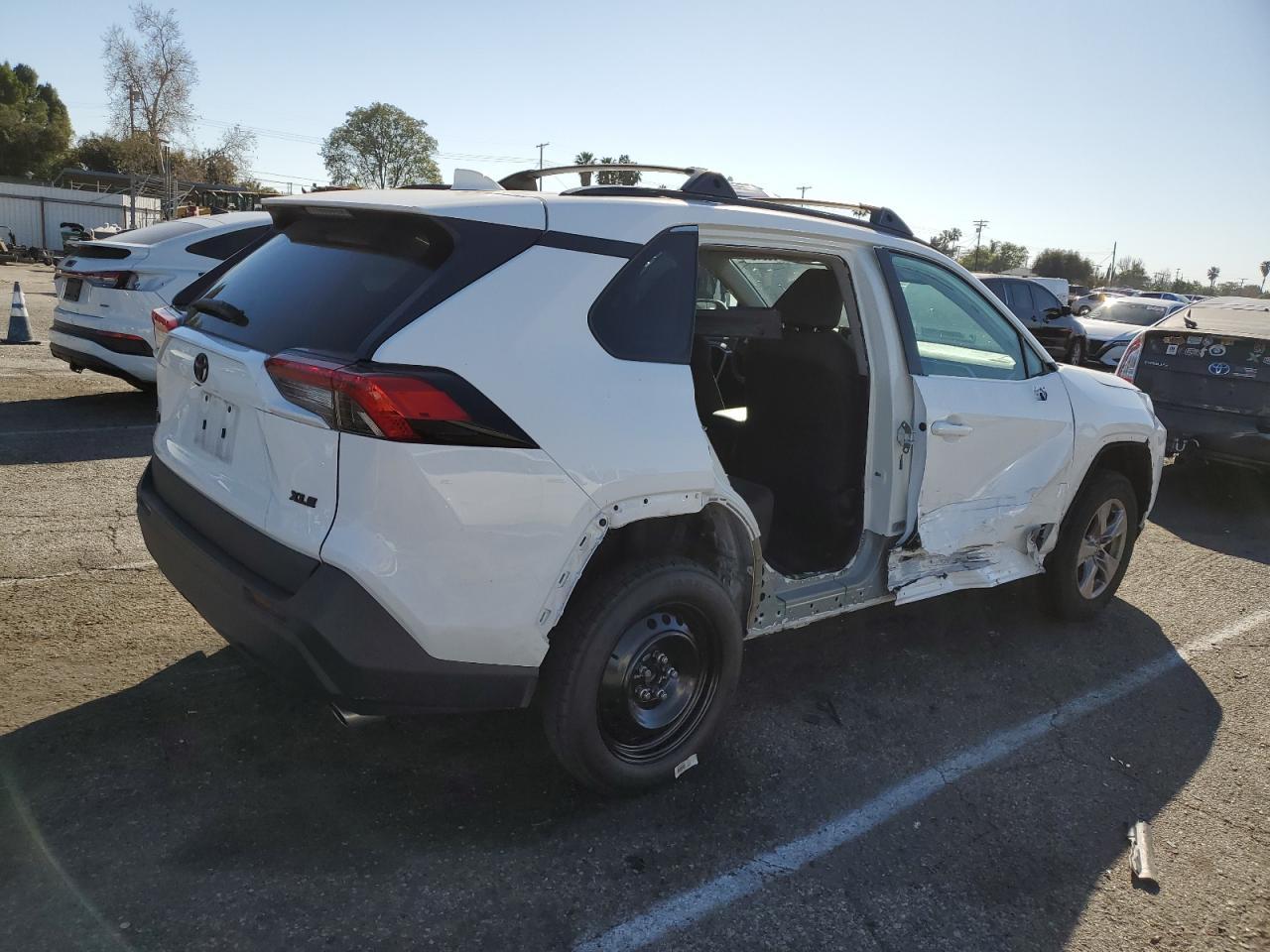 2022 TOYOTA RAV4 XLE - Фото 3