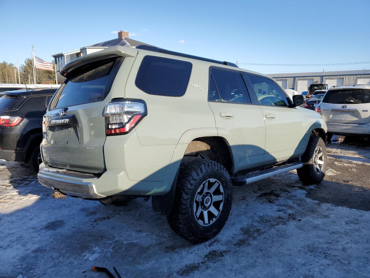 2022 TOYOTA 4RUNNER SR - Фото 3