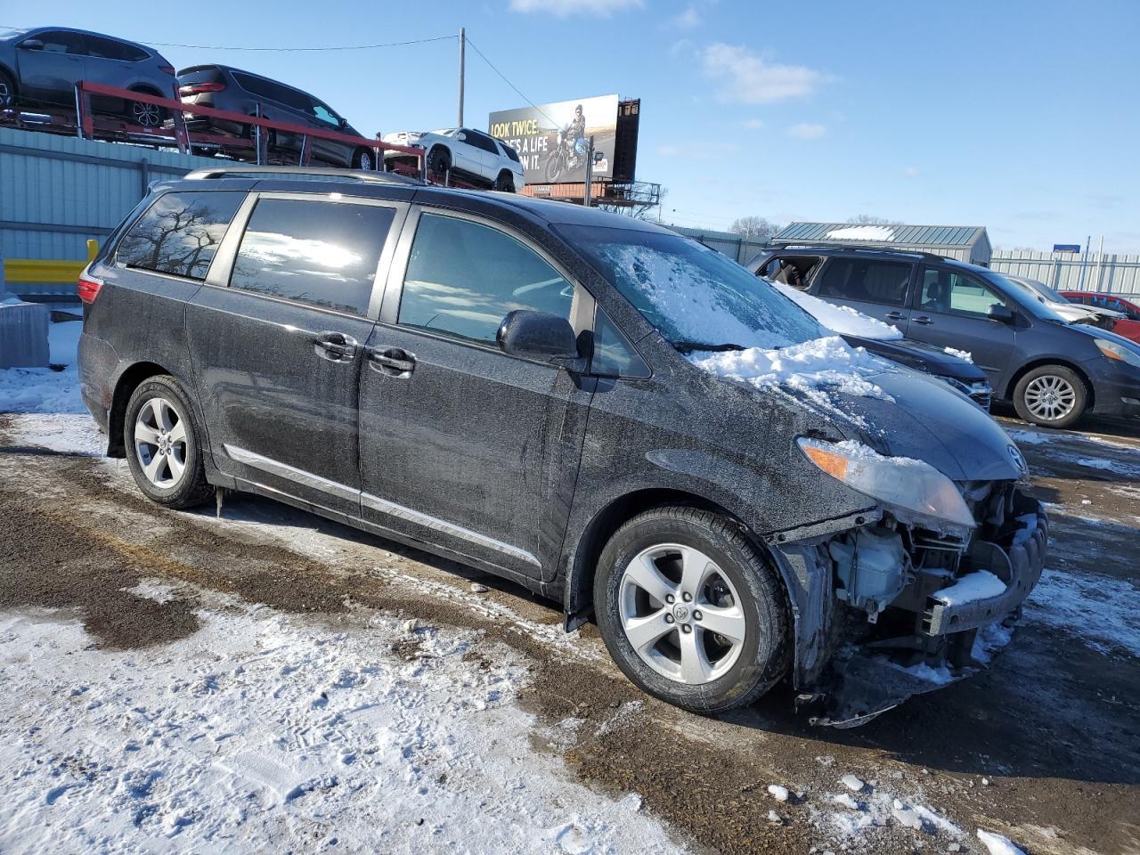2015 TOYOTA SIENNA LE - Фото 4