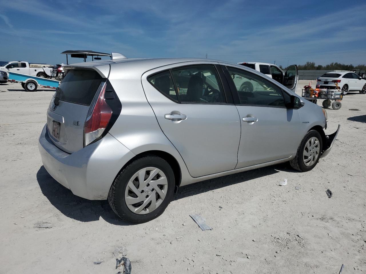 2015 TOYOTA PRIUS C - Image 3