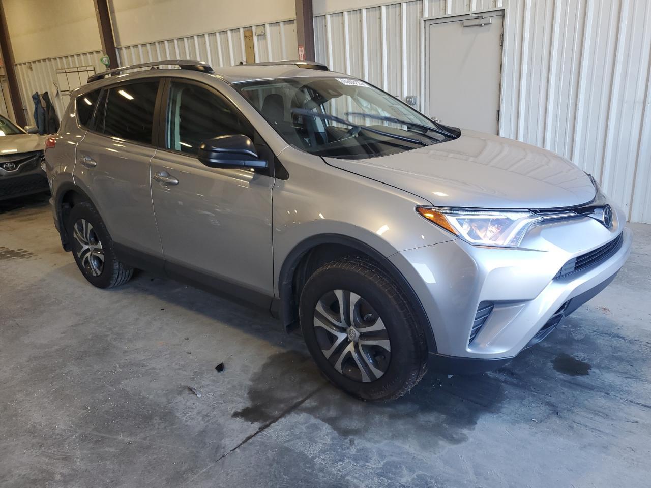 2018 TOYOTA RAV4 LE - Фото 4