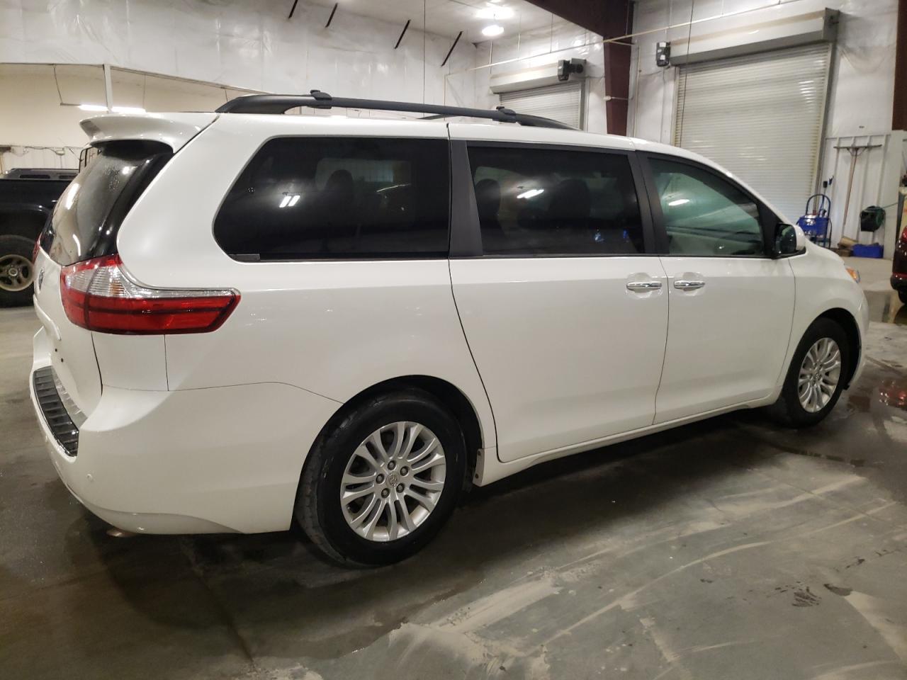 2015 TOYOTA SIENNA XLE - Фото 3