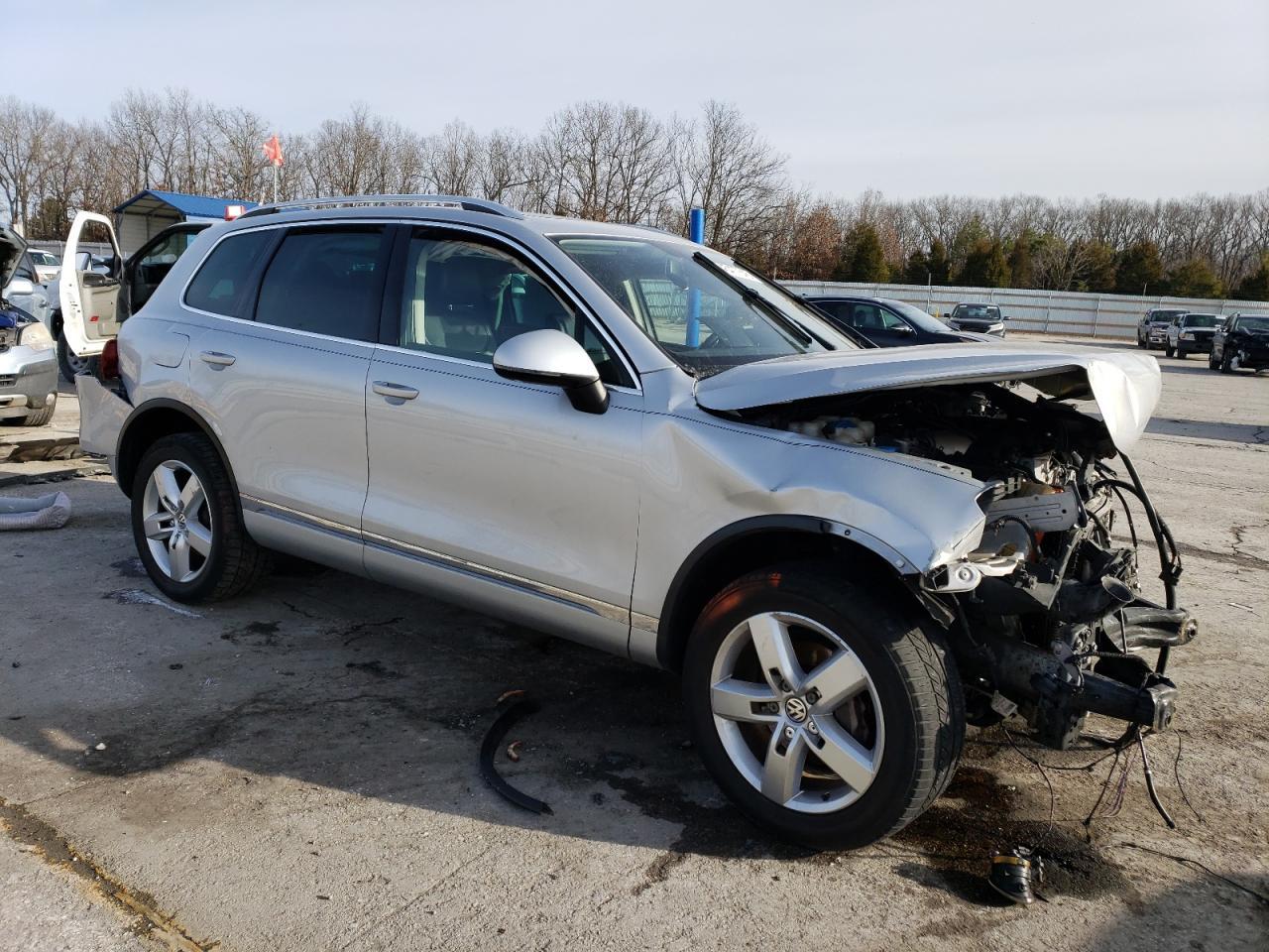 2013 VOLKSWAGEN TOUAREG V6 - Image 4