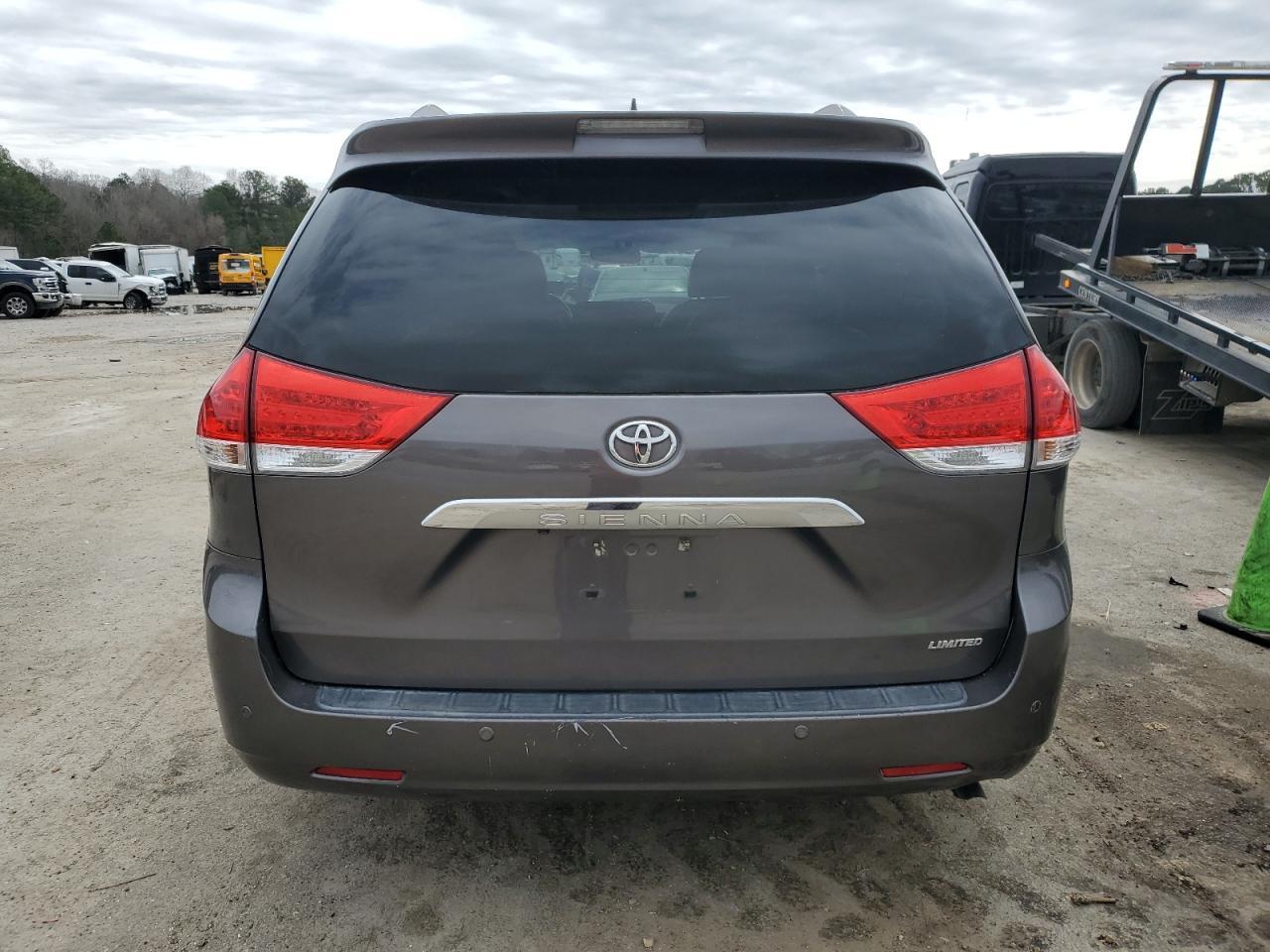 2011 TOYOTA SIENNA XLE - Фото 6