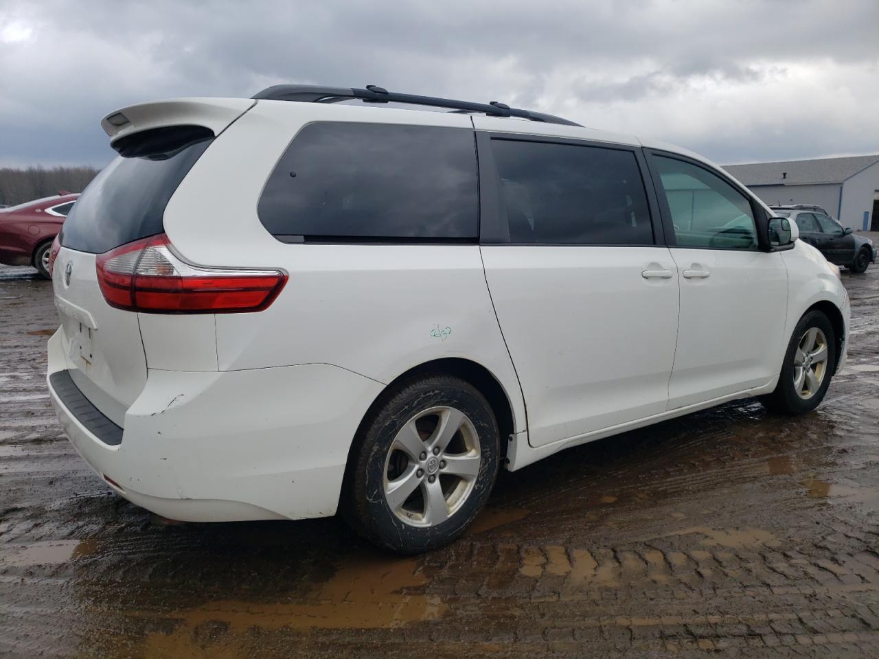 2015 TOYOTA SIENNA LE - Image 3