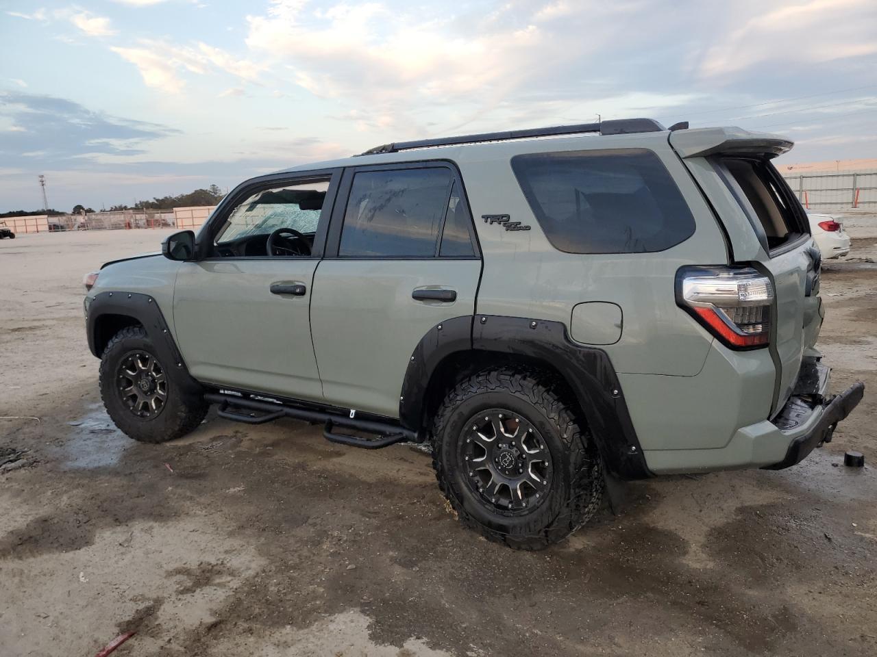 2022 TOYOTA 4RUNNER SR - Фото 2