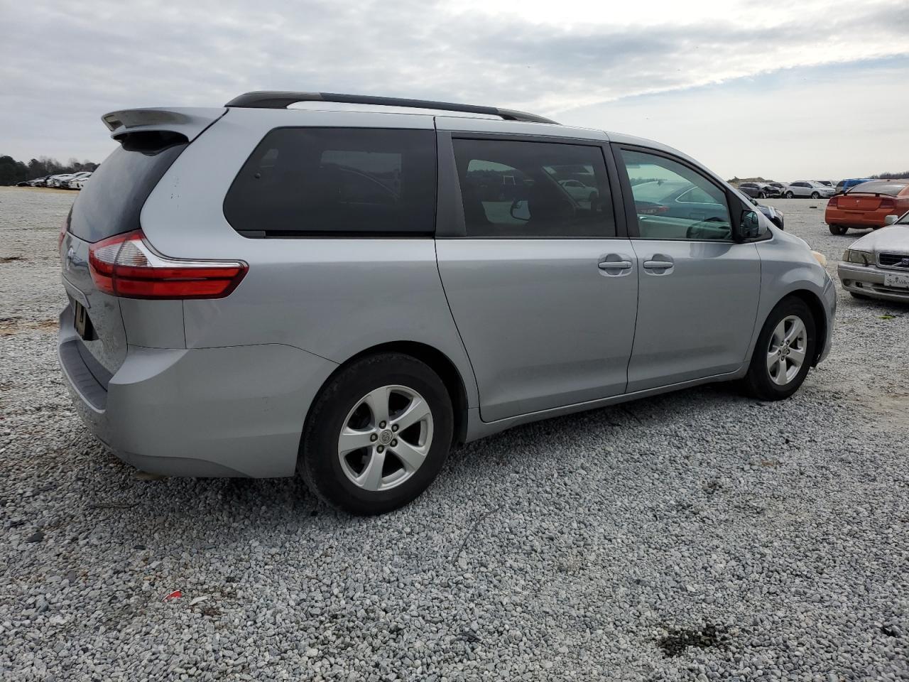 2015 TOYOTA SIENNA LE - Фото 3