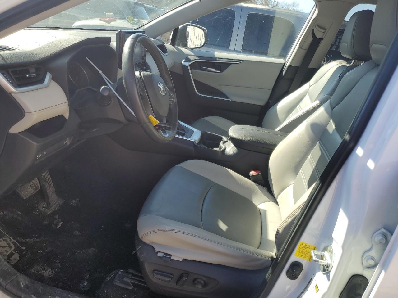2019 TOYOTA RAV4 XLE P - Фото 7