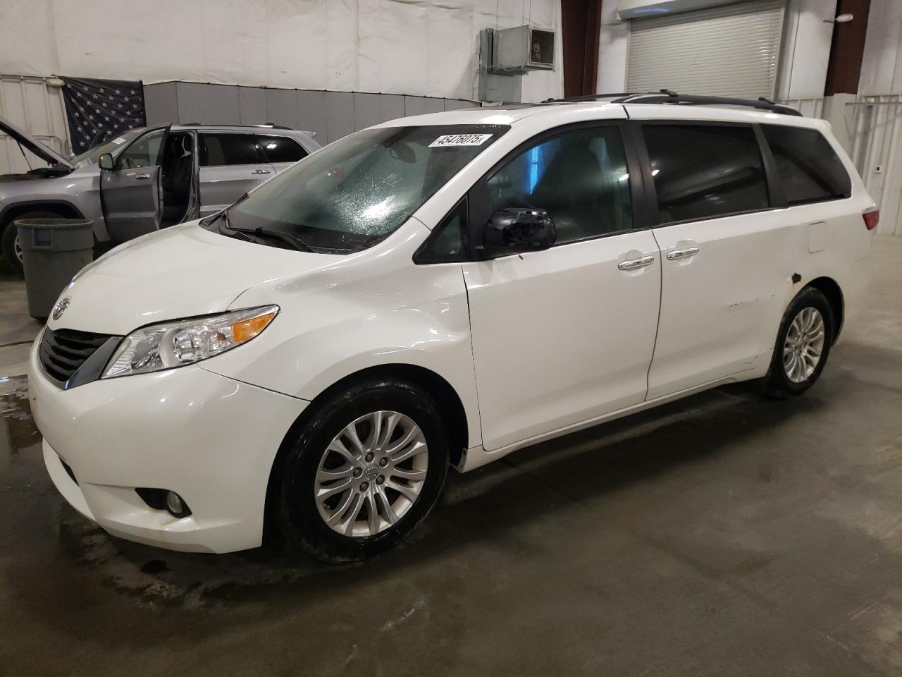 2015 TOYOTA SIENNA XLE