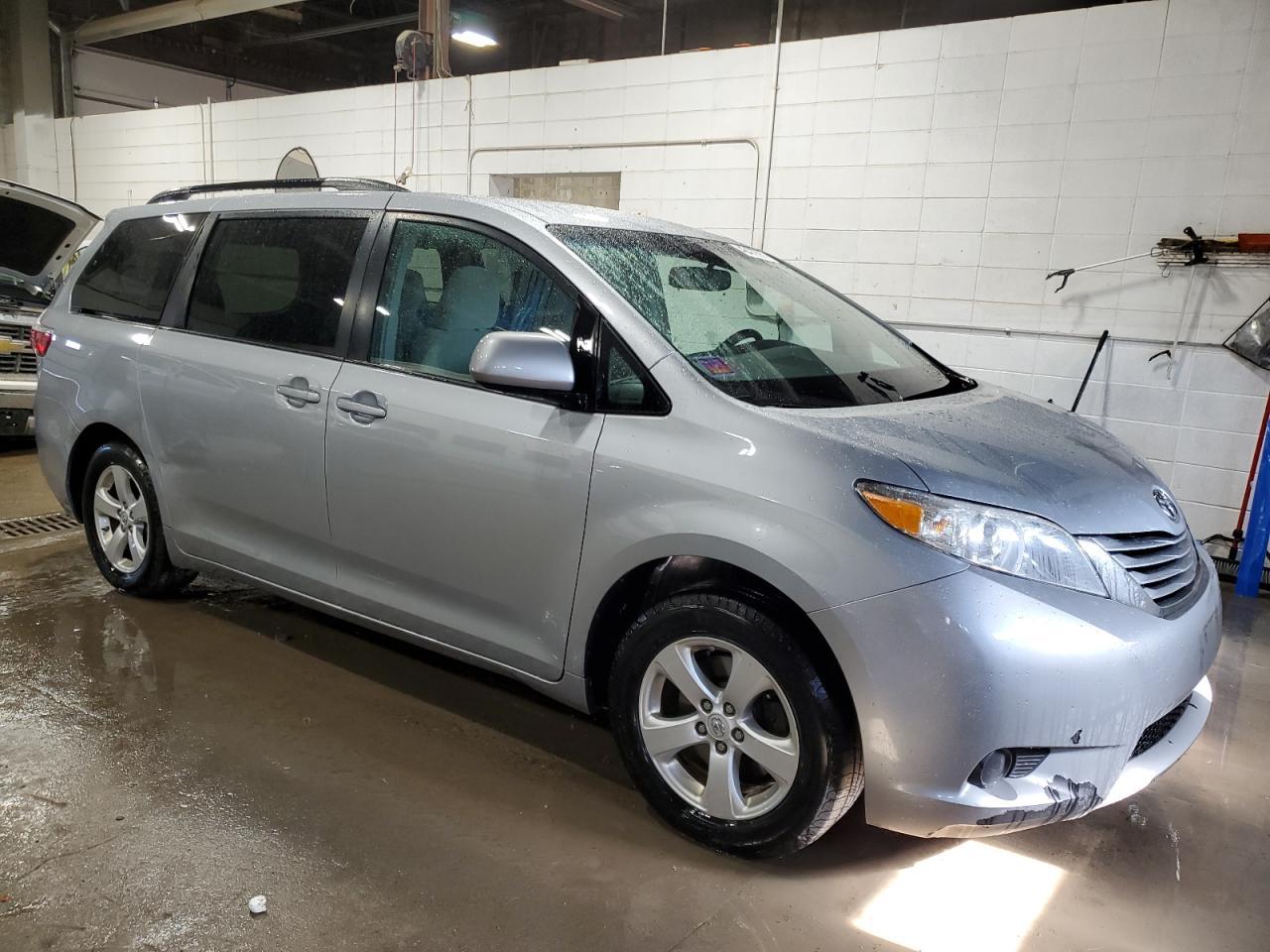 2015 TOYOTA SIENNA LE - Image 4