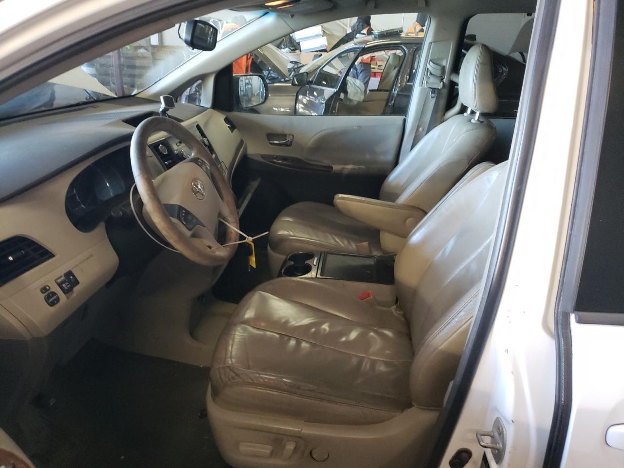 2013 TOYOTA SIENNA XLE - Фото 7