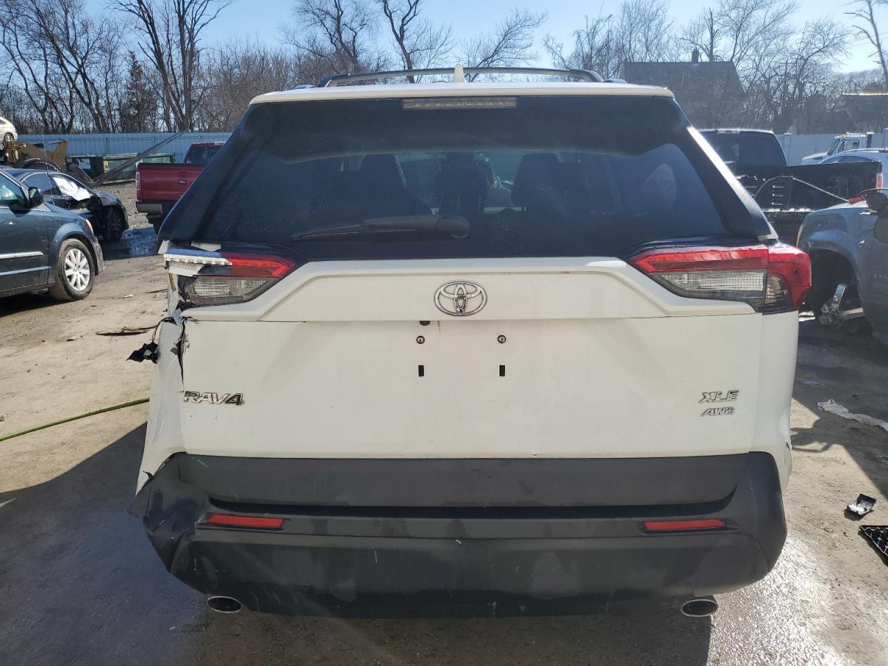 2019 TOYOTA RAV4 XLE P - Фото 6