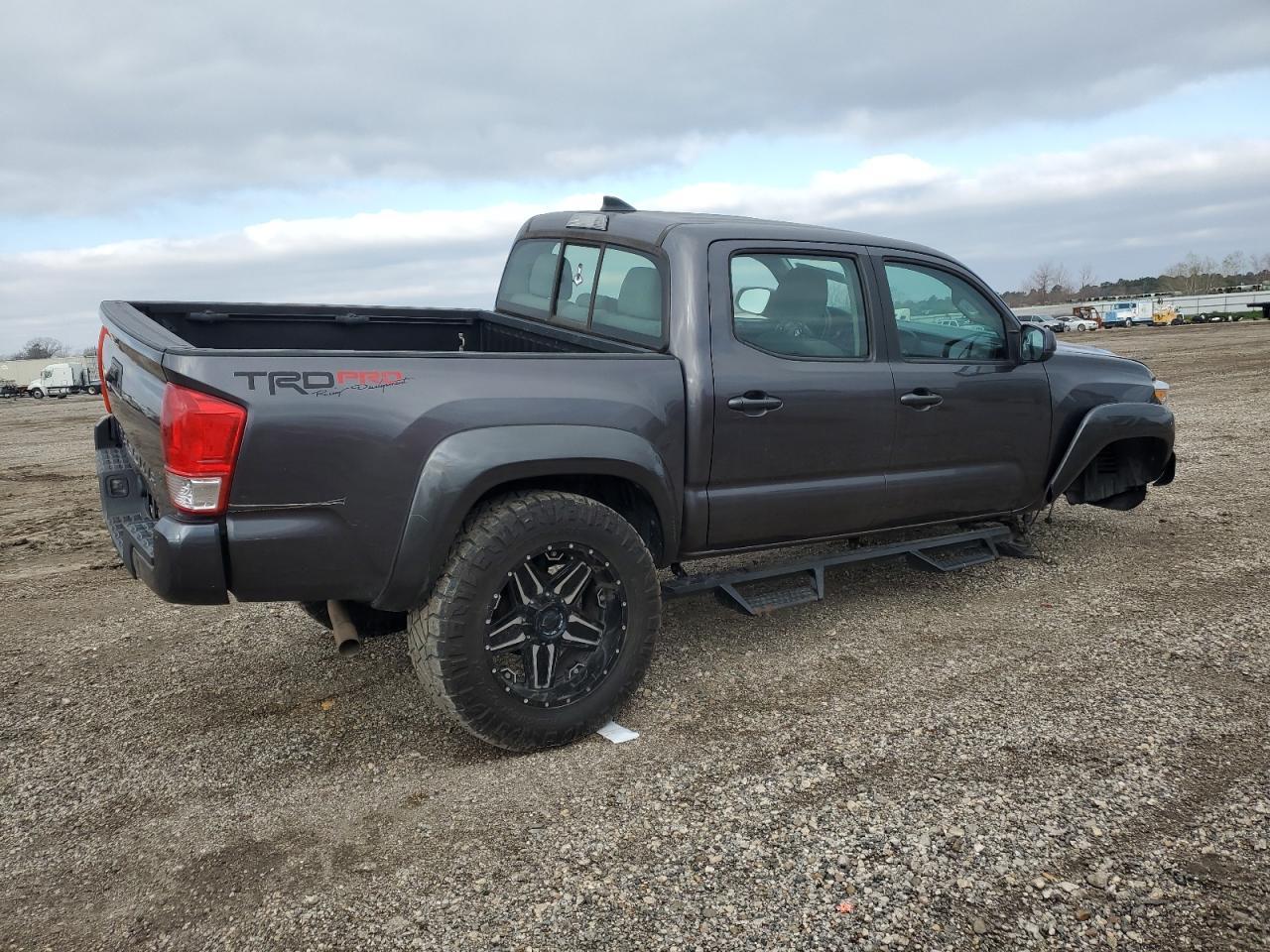 2017 TOYOTA TACOMA DOU - Фото 3