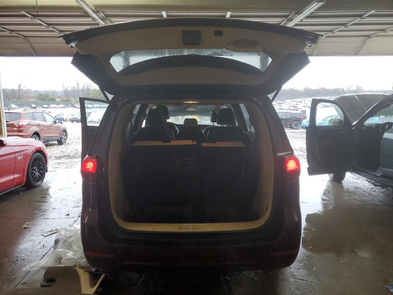 2017 KIA SEDONA LX - Image 6