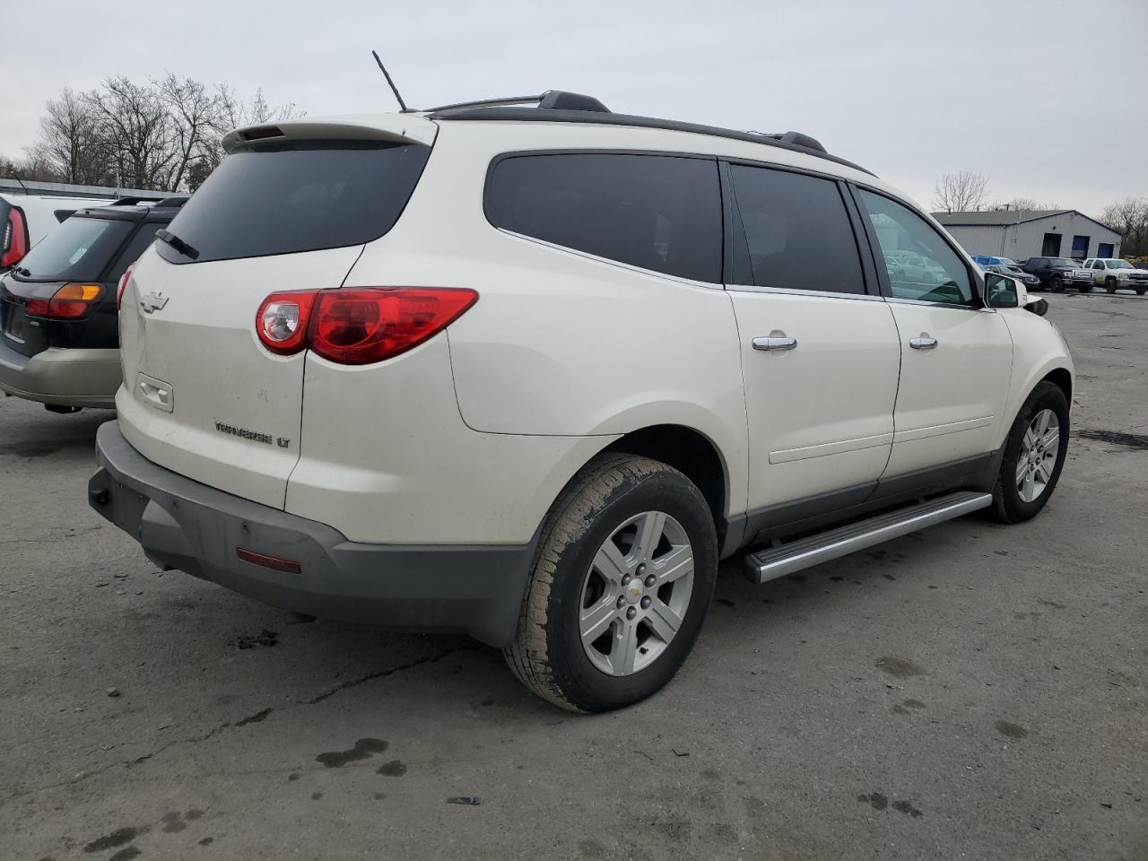2011 CHEVROLET TRAVERSE L - Фото 3