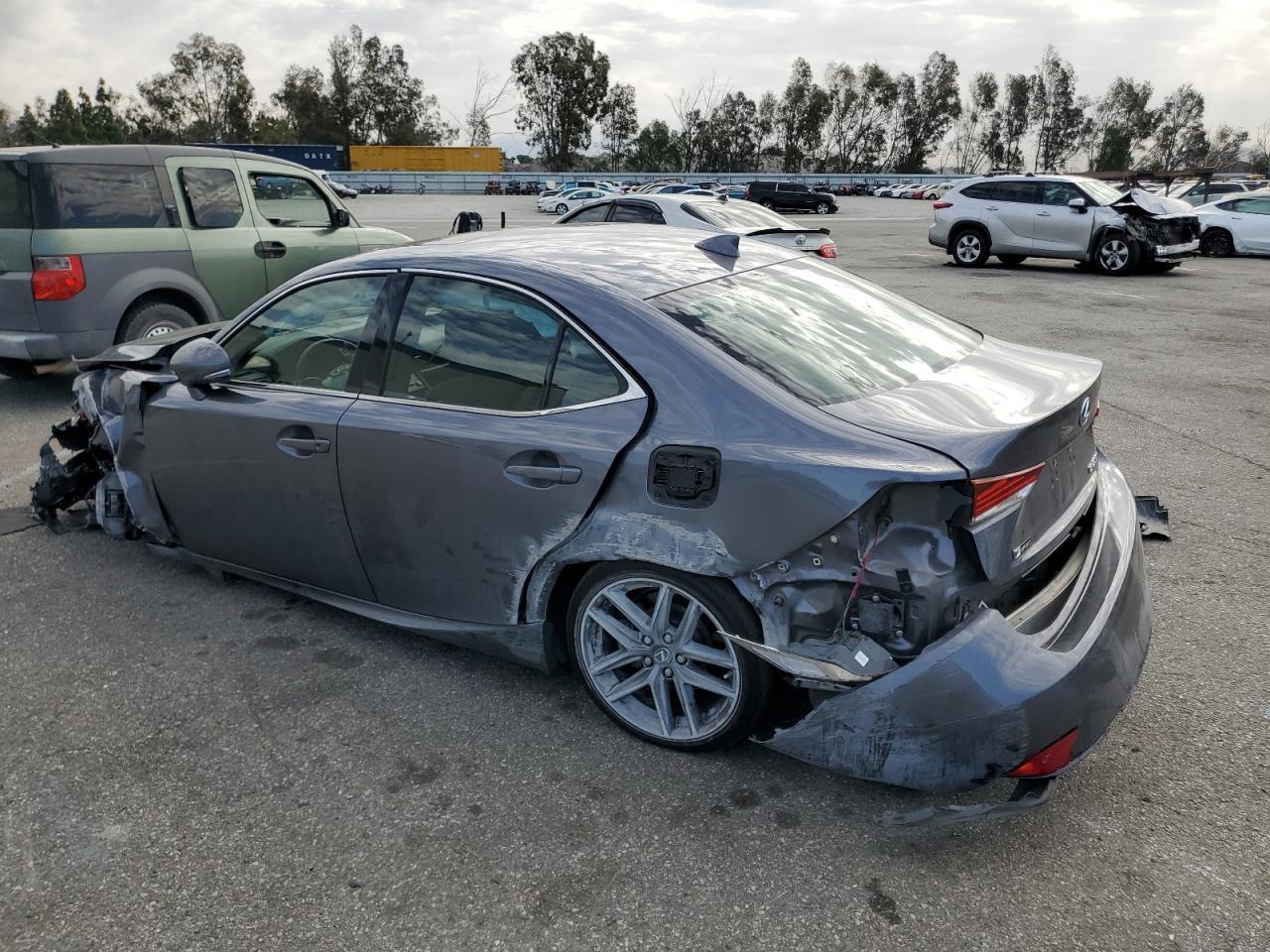 2017 LEXUS IS 200T - Фото 2