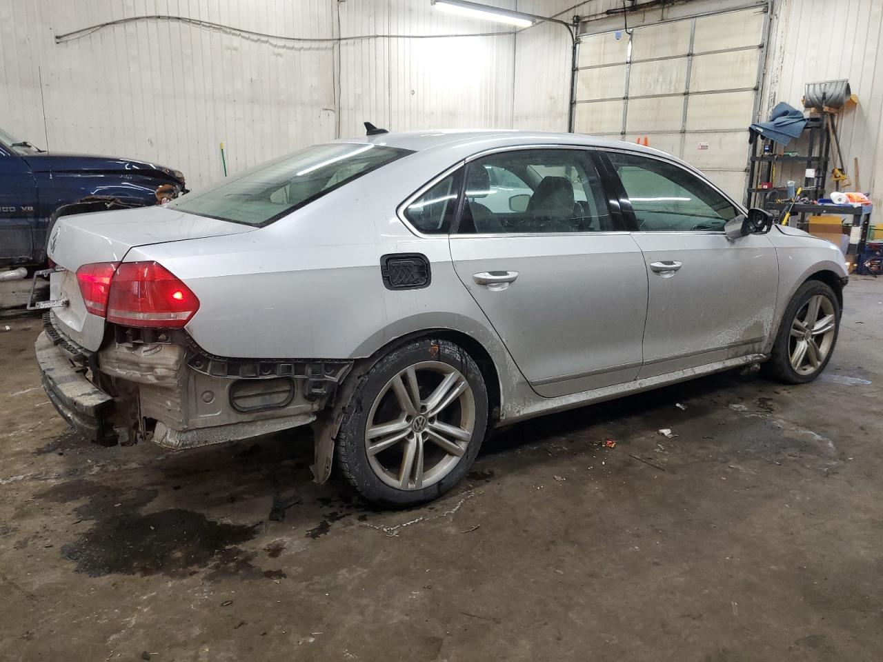 2013 VOLKSWAGEN PASSAT SEL - Image 3