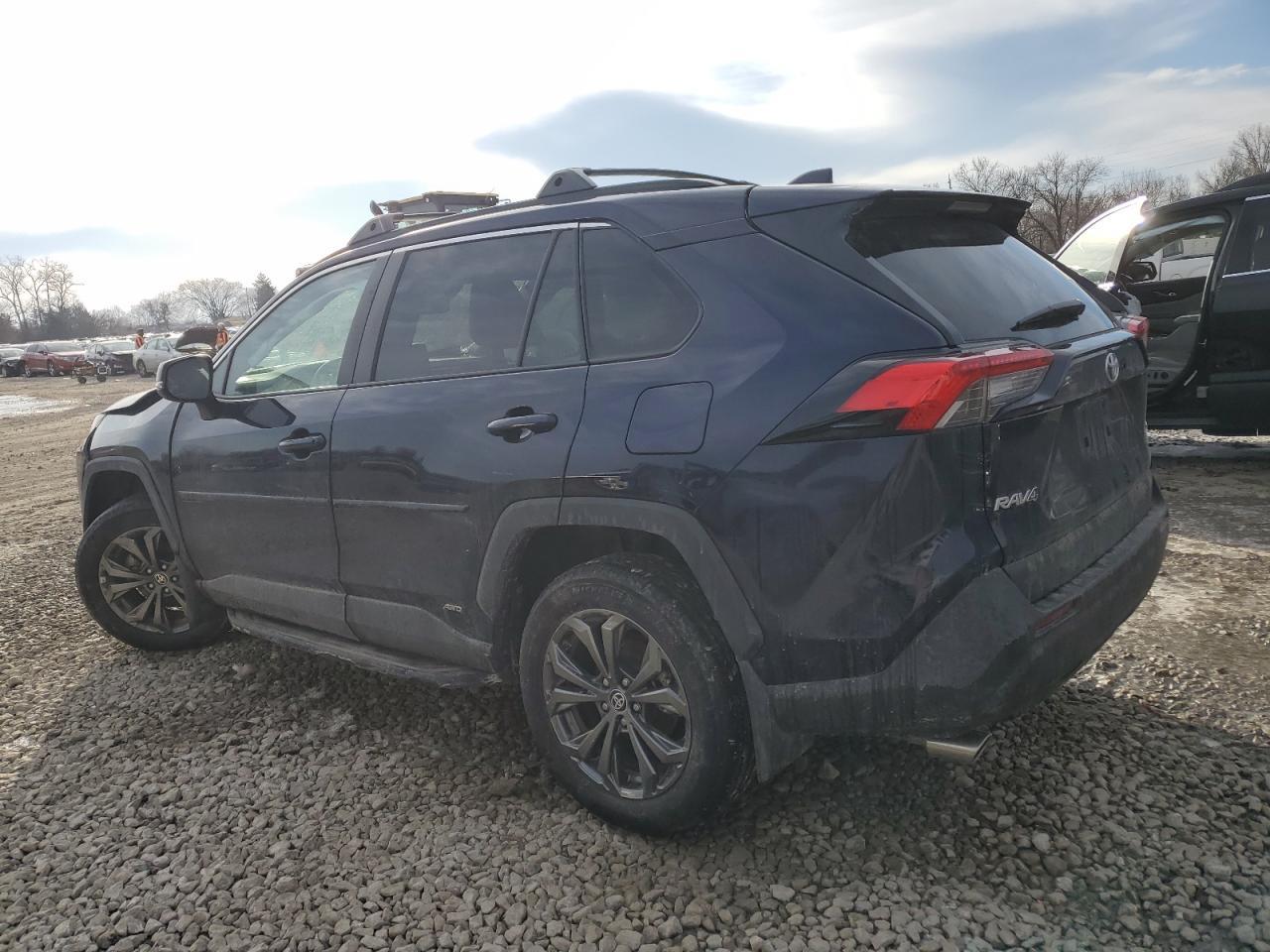 2024 TOYOTA RAV4 XLE P - Фото 2