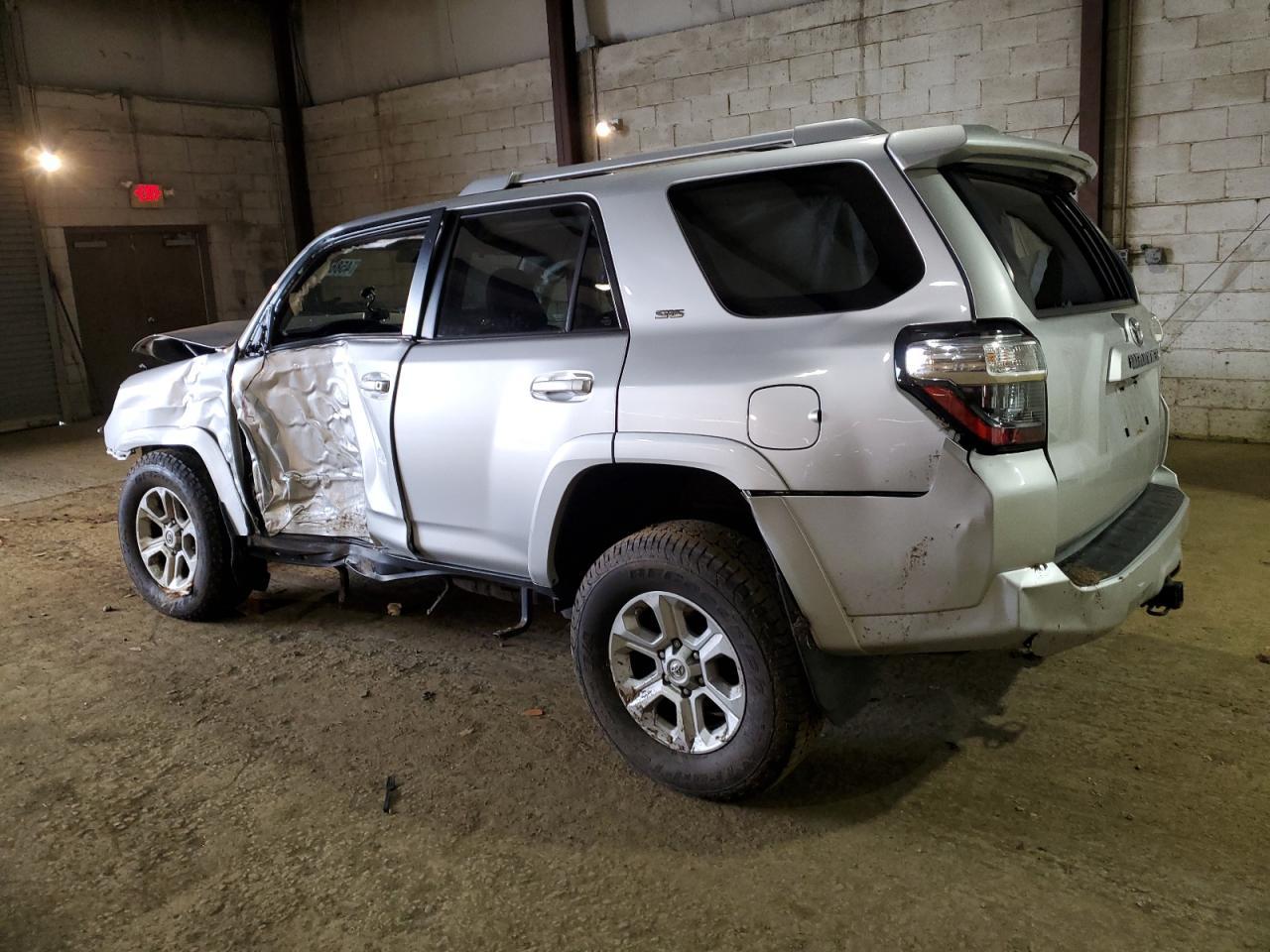 2017 TOYOTA 4RUNNER SR - Image 2