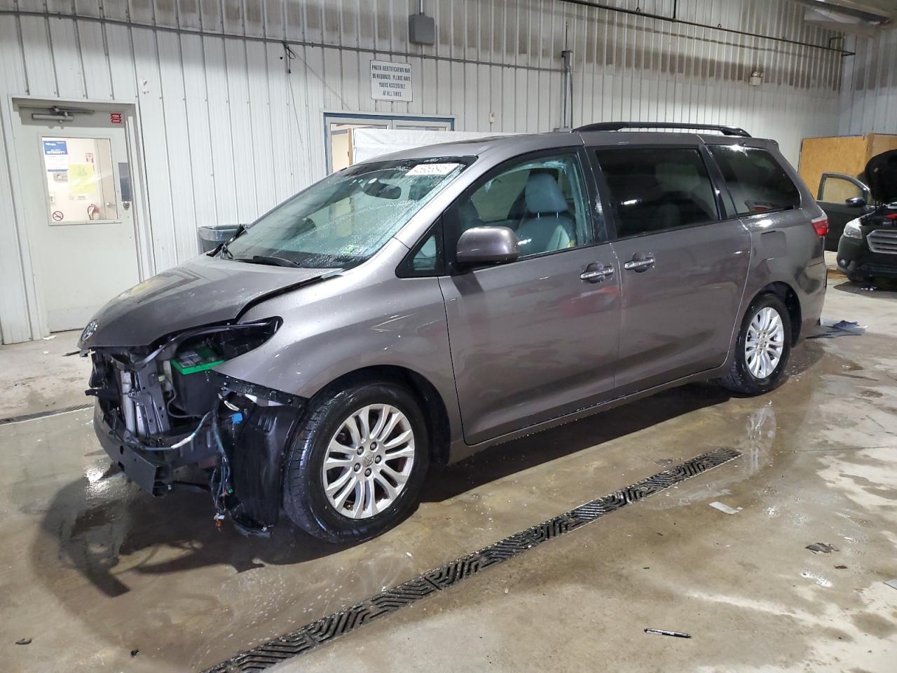 2015 TOYOTA SIENNA XLE