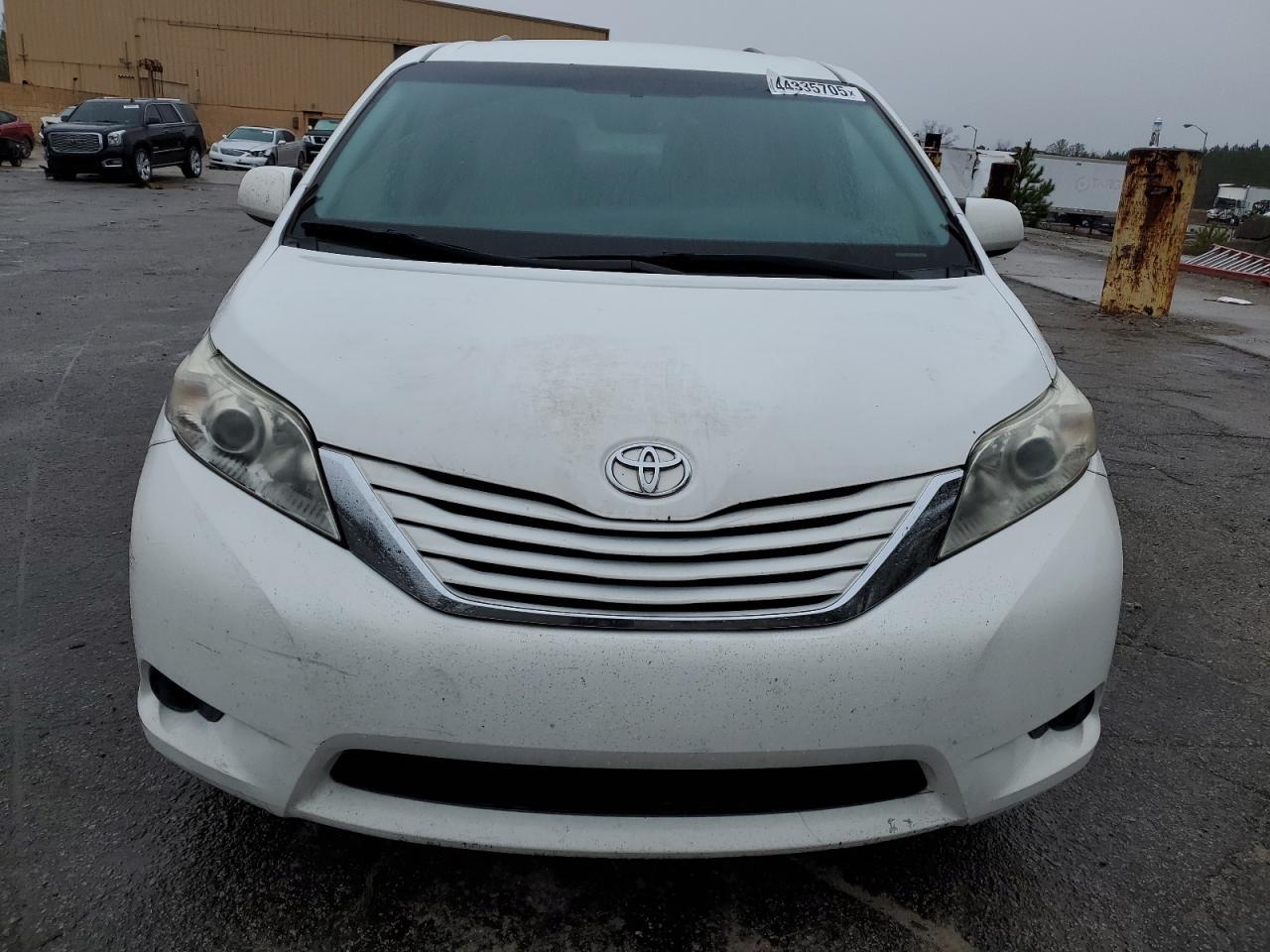 2015 TOYOTA SIENNA LE - Фото 5