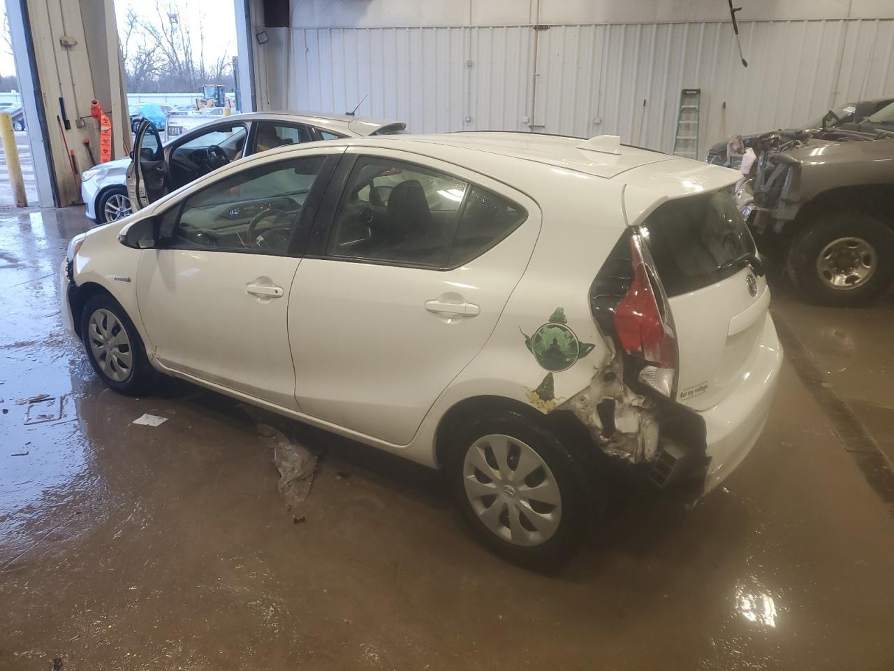 2016 TOYOTA PRIUS C - Image 2