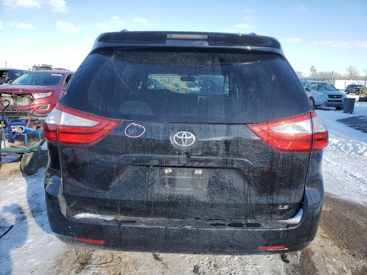 2015 TOYOTA SIENNA LE - Фото 6