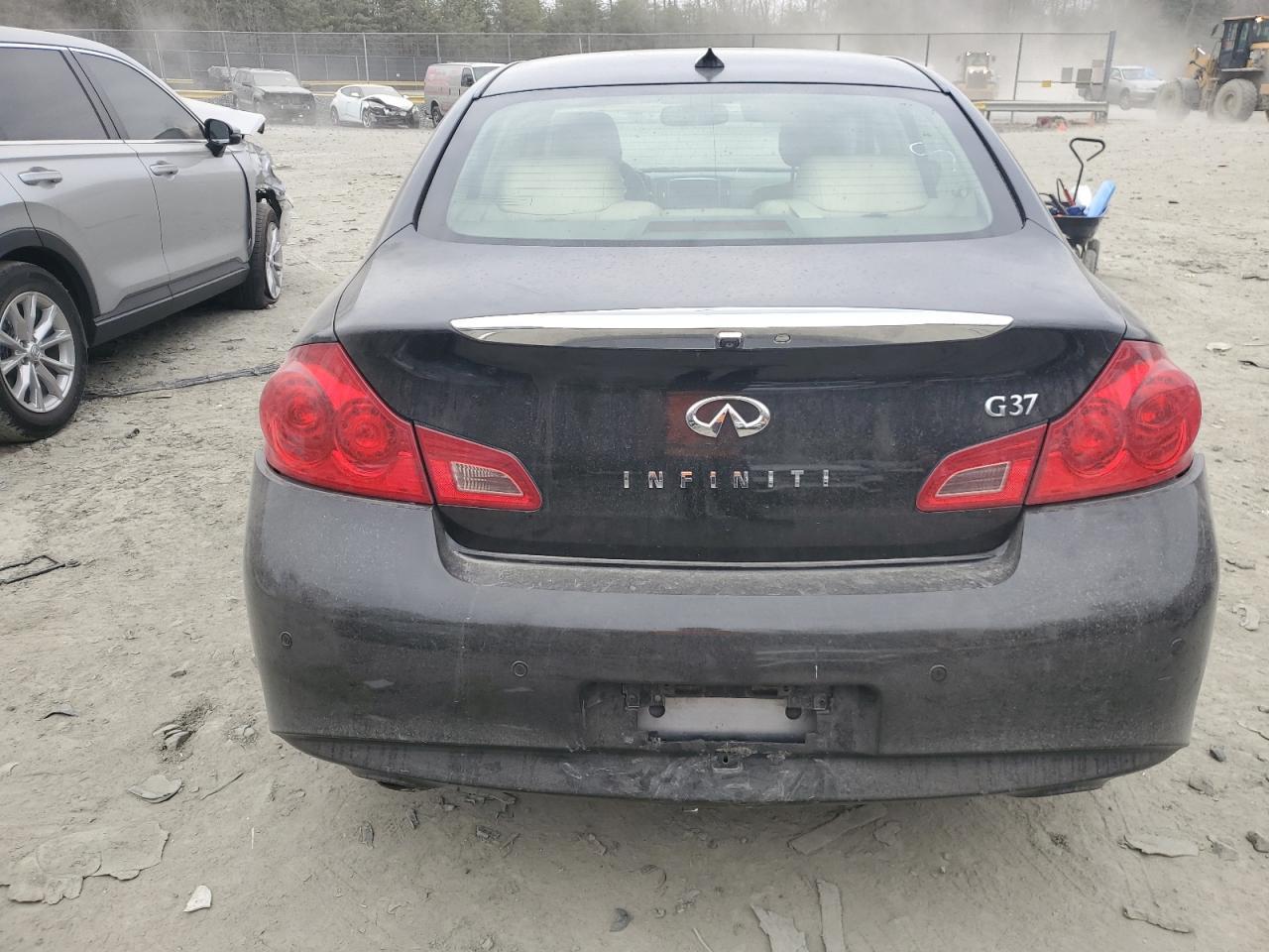 2011 INFINITI G37 - Image 6