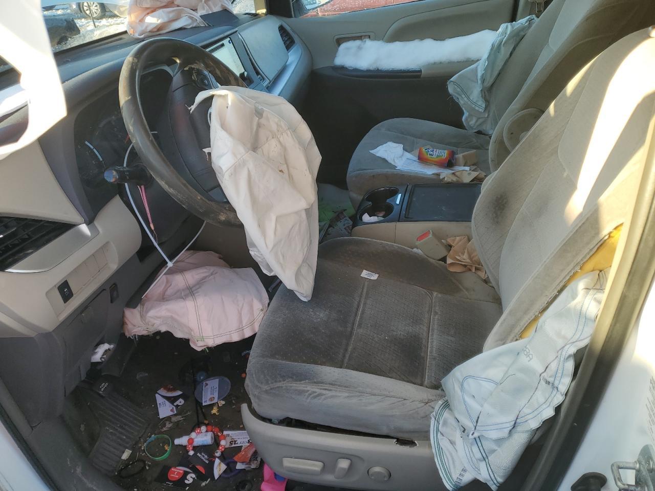 2015 TOYOTA SIENNA LE - Фото 7