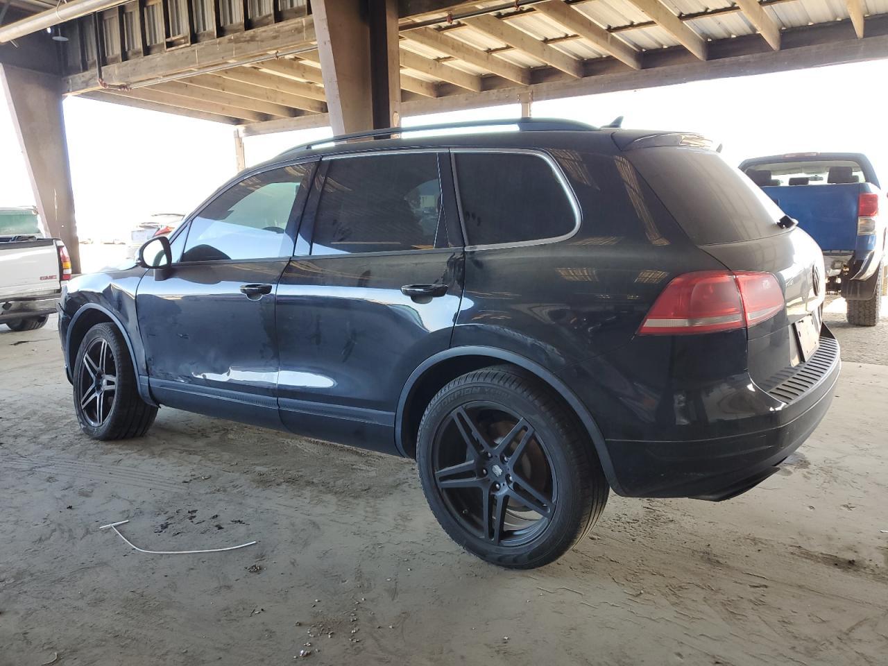 2011 VOLKSWAGEN TOUAREG V6 - Image 2