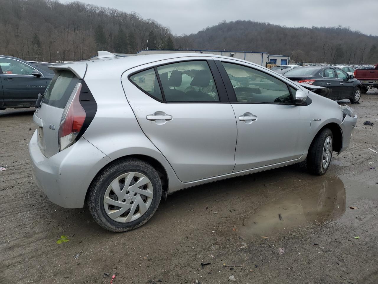 2015 TOYOTA PRIUS C - Фото 3