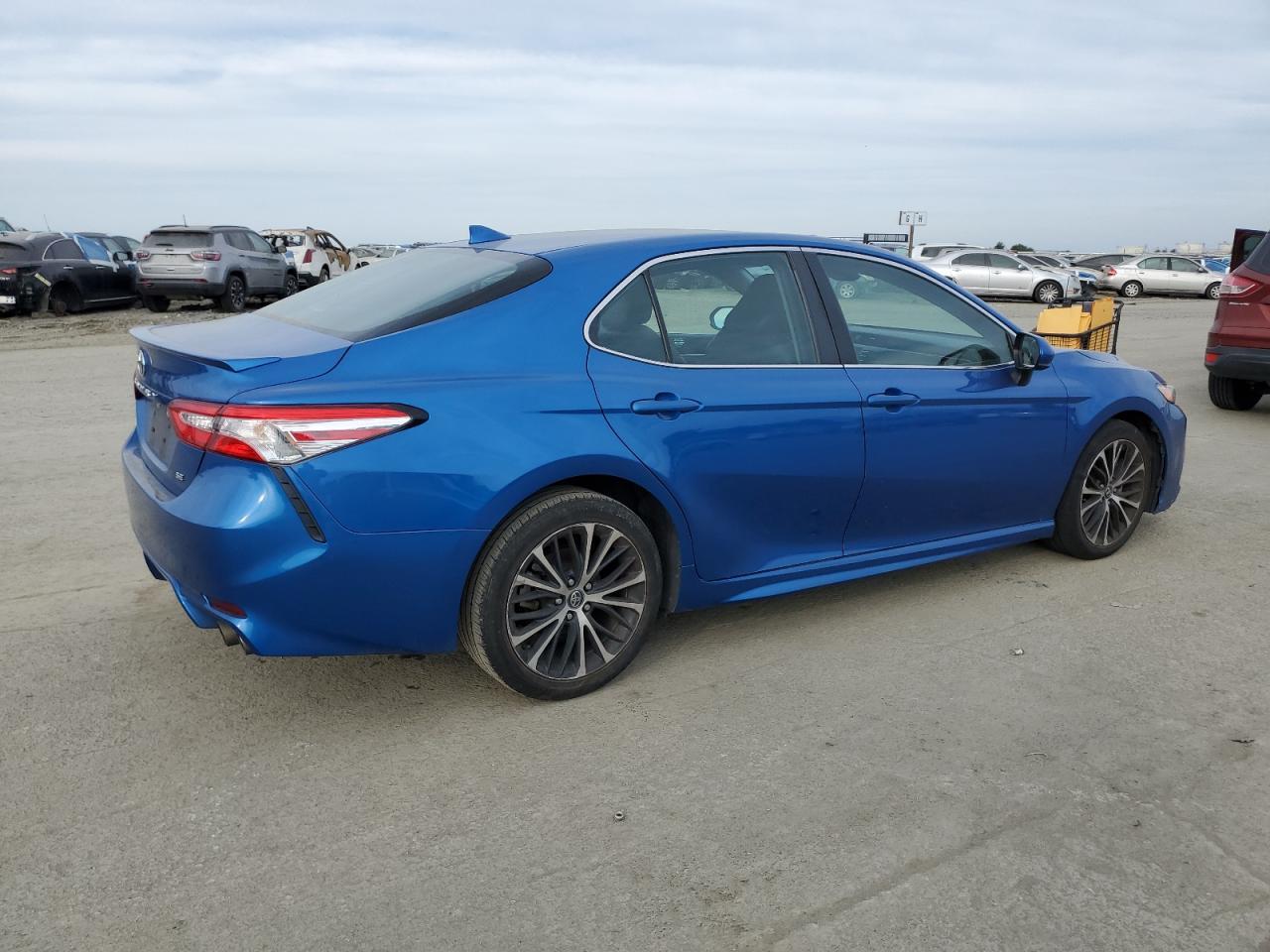 2020 TOYOTA CAMRY SE - Фото 3