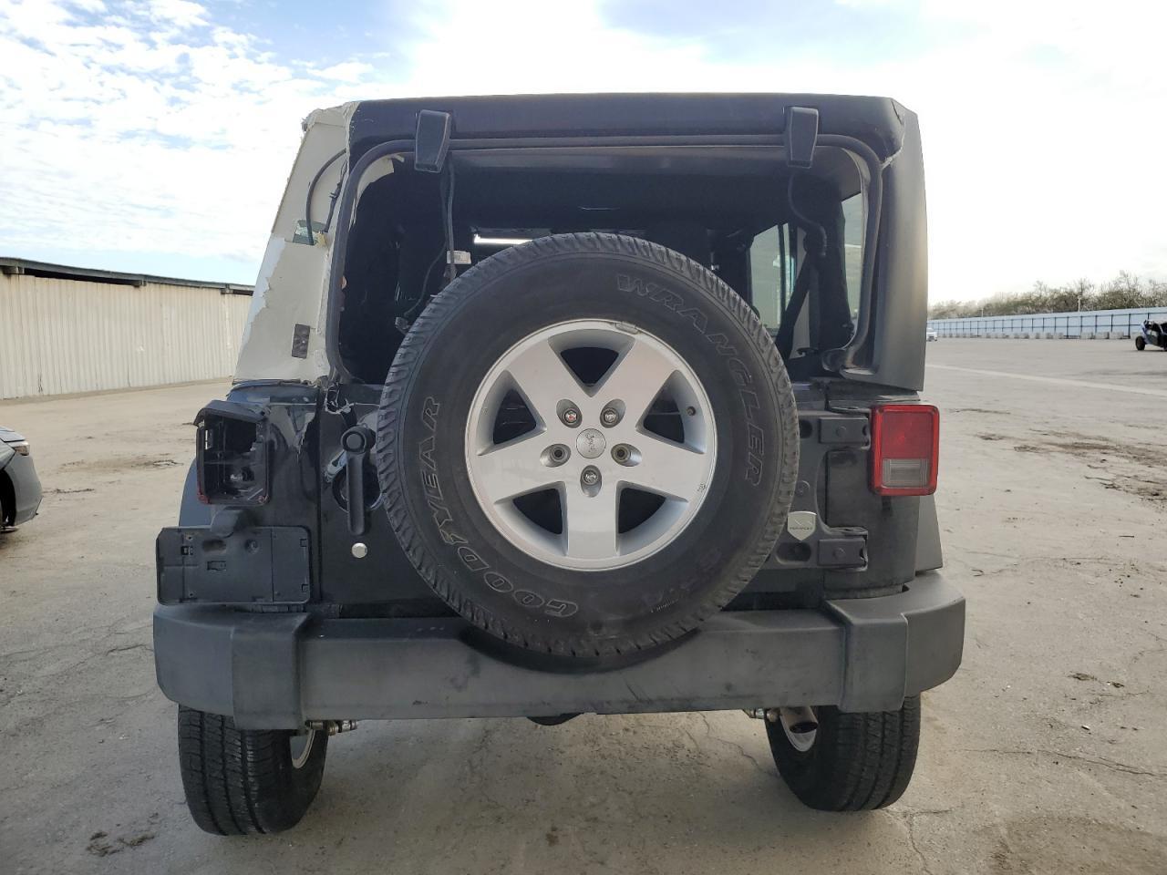 2017 JEEP WRANGLER U - Image 6