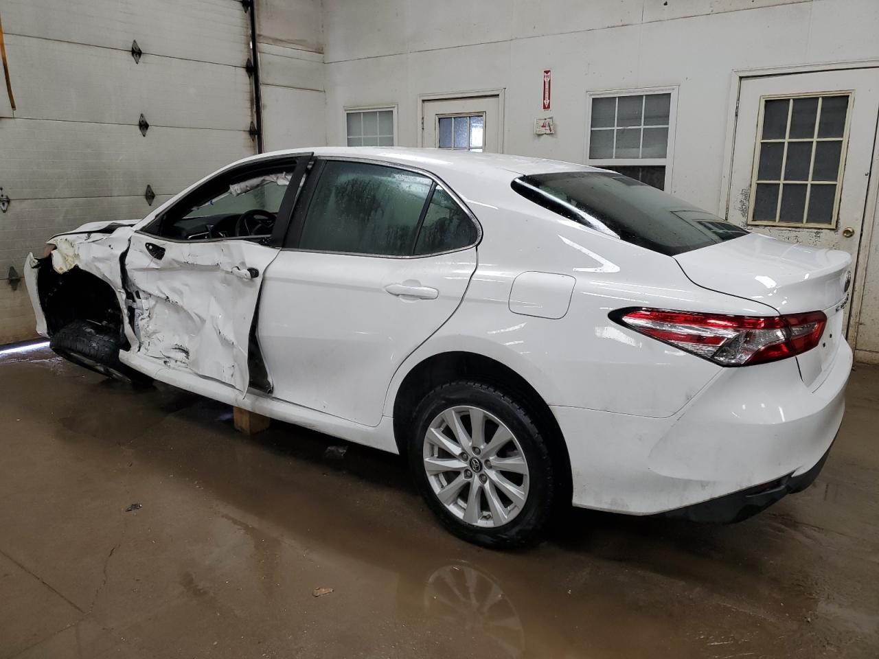 2018 TOYOTA CAMRY L - Фото 2