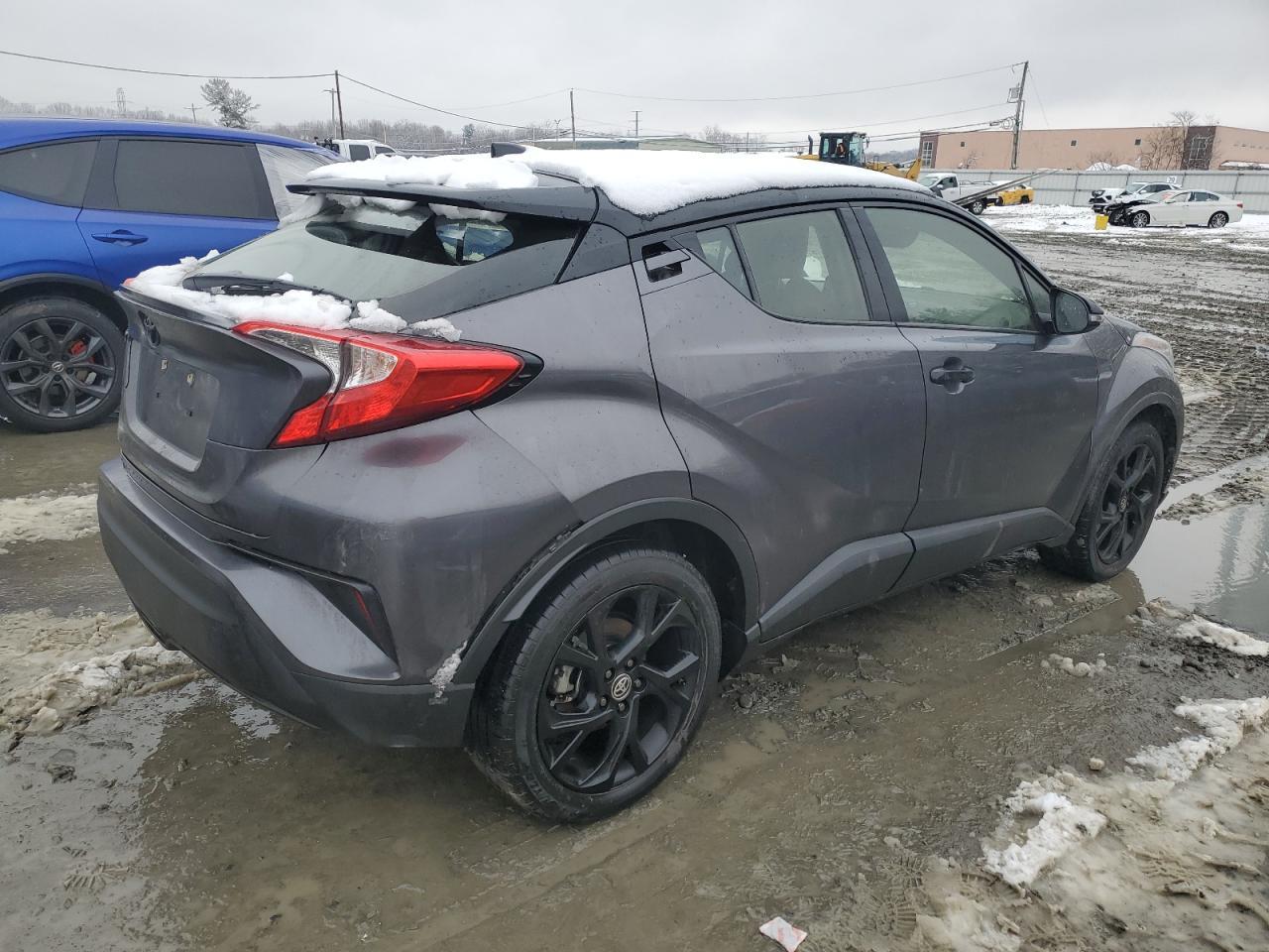 2022 TOYOTA C-HR XLE - Image 3