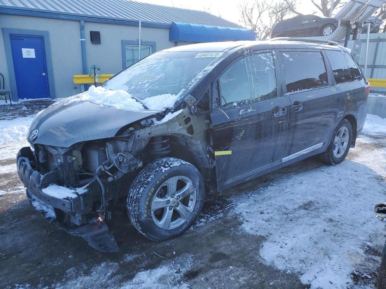 2015 TOYOTA SIENNA LE