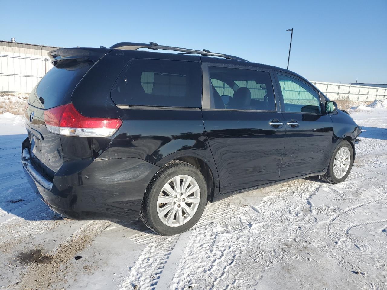 2011 TOYOTA SIENNA XLE - Фото 3