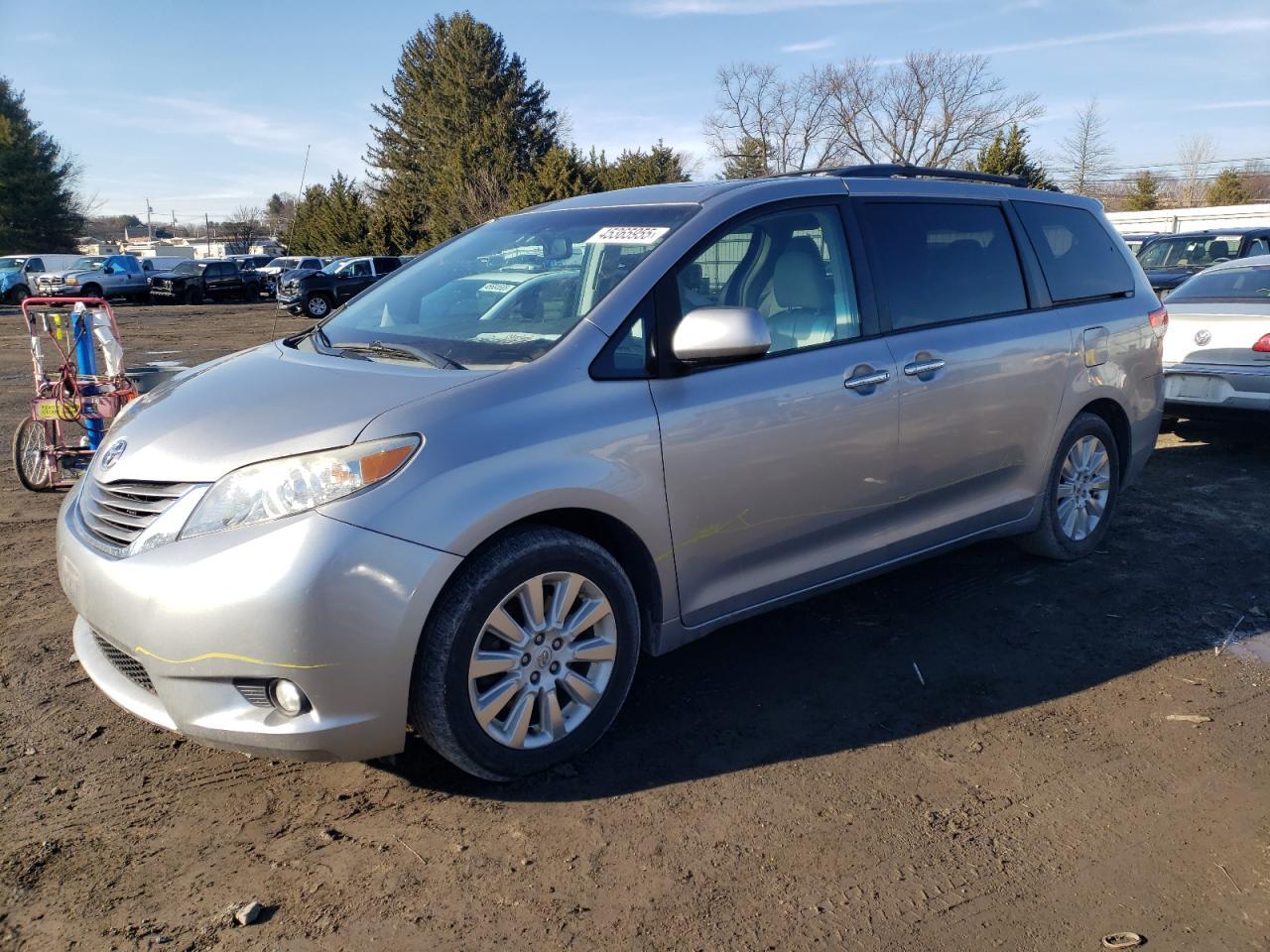 2013 TOYOTA SIENNA XLE